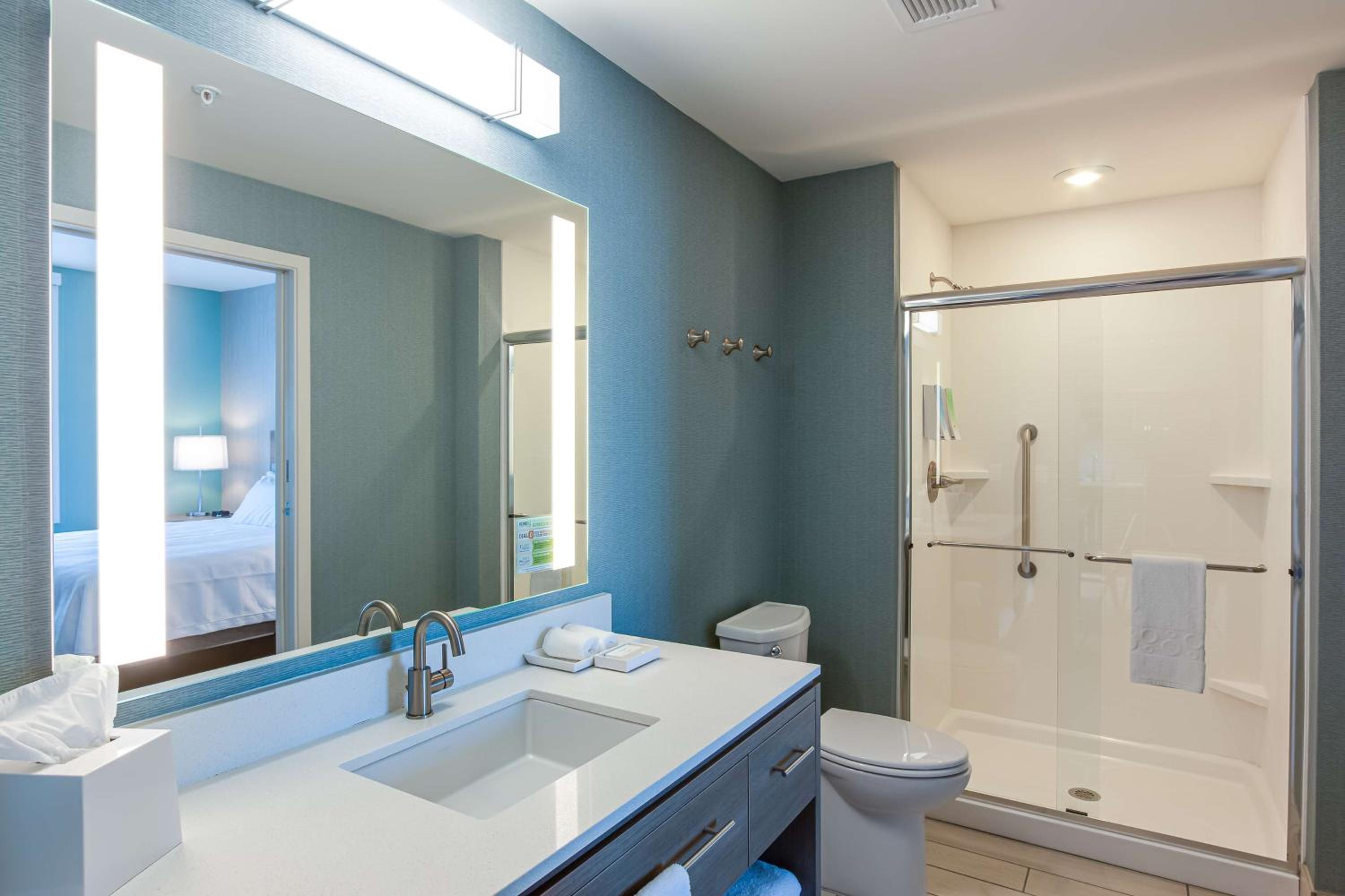 One-Bedroom King Suite - Non-Smoking photo 3
