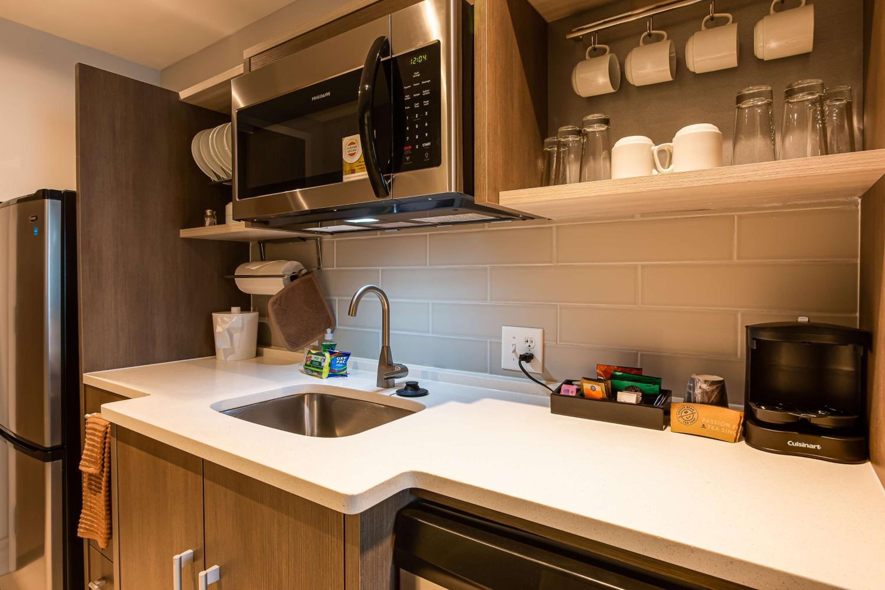 Premium King Studio Suite - Non-Smoking photo 3