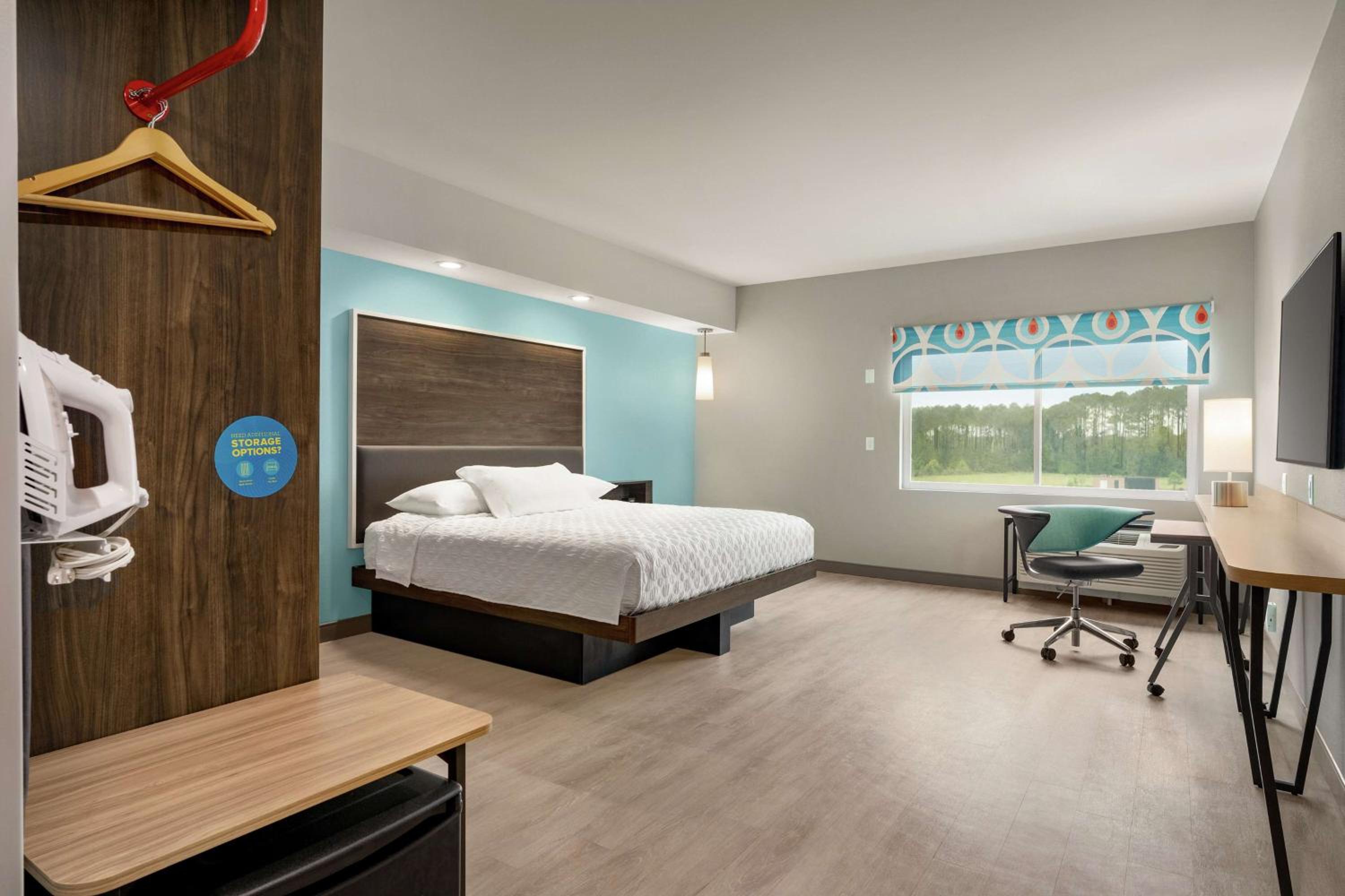 King Room with Accessible Tub - Mobility Access at Tru By Hilton Florence I-95 in Florence