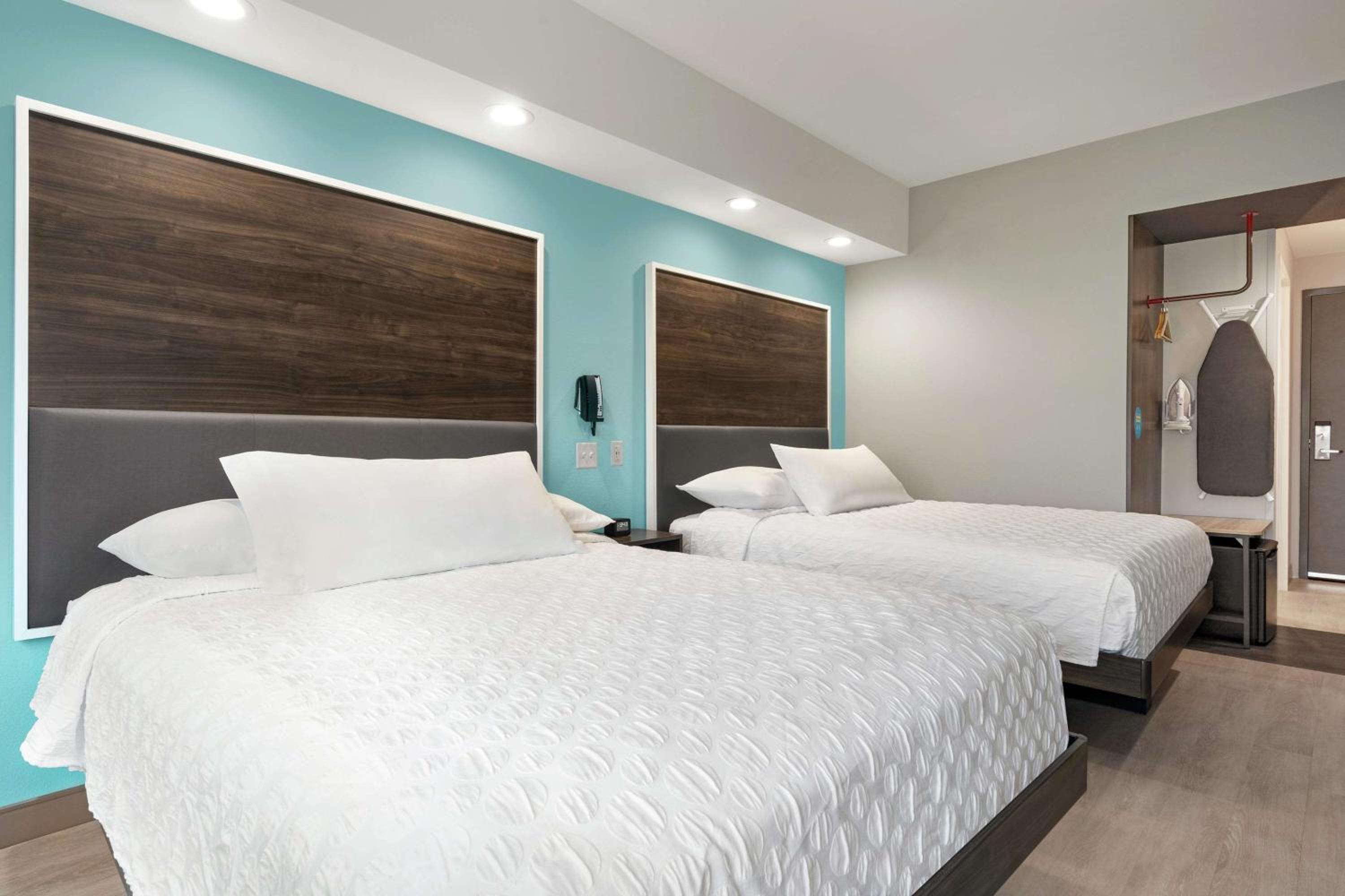 Queen Room with Two Queen Beds - Photo 1