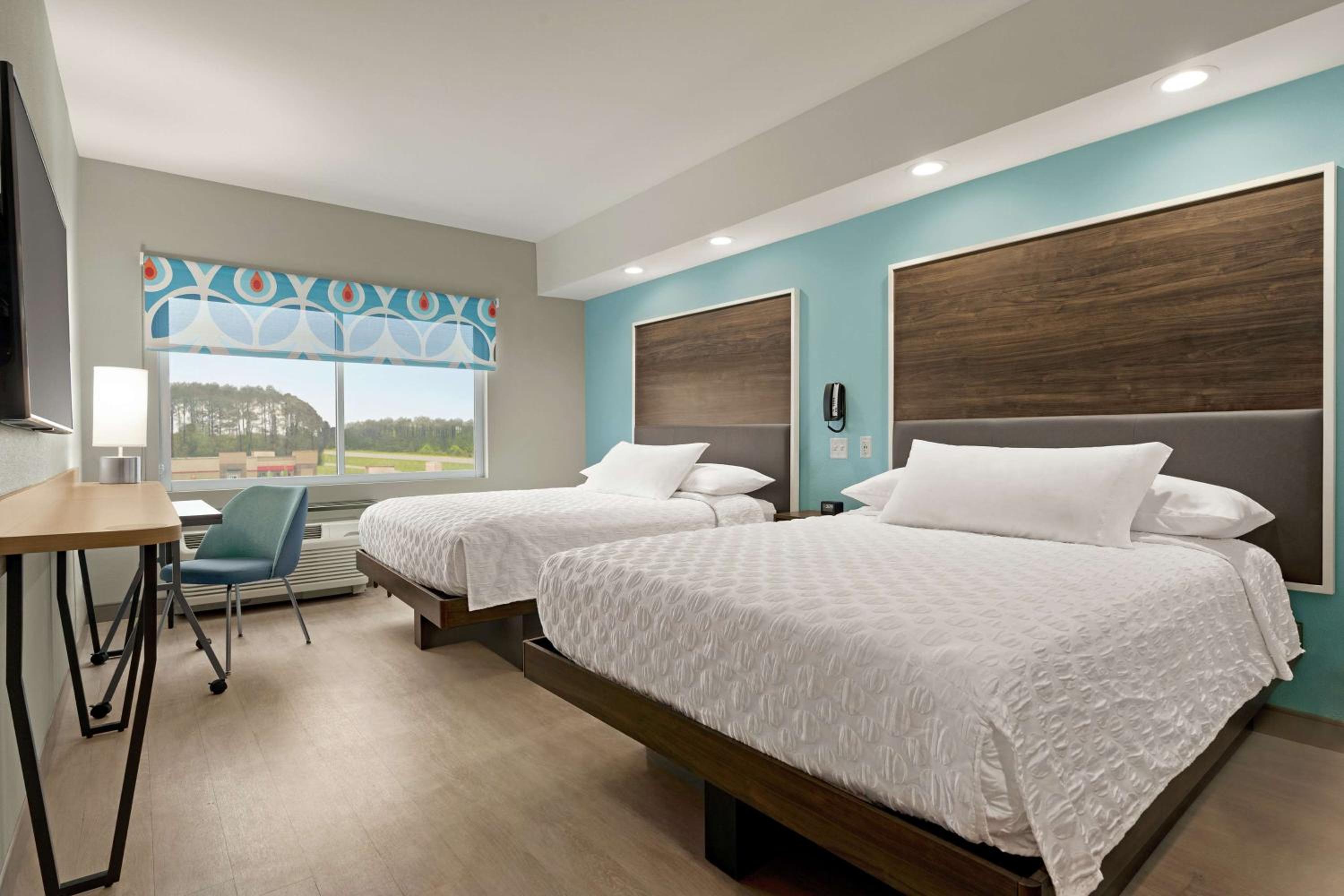 Queen Room with Two Queen Beds - Photo 2