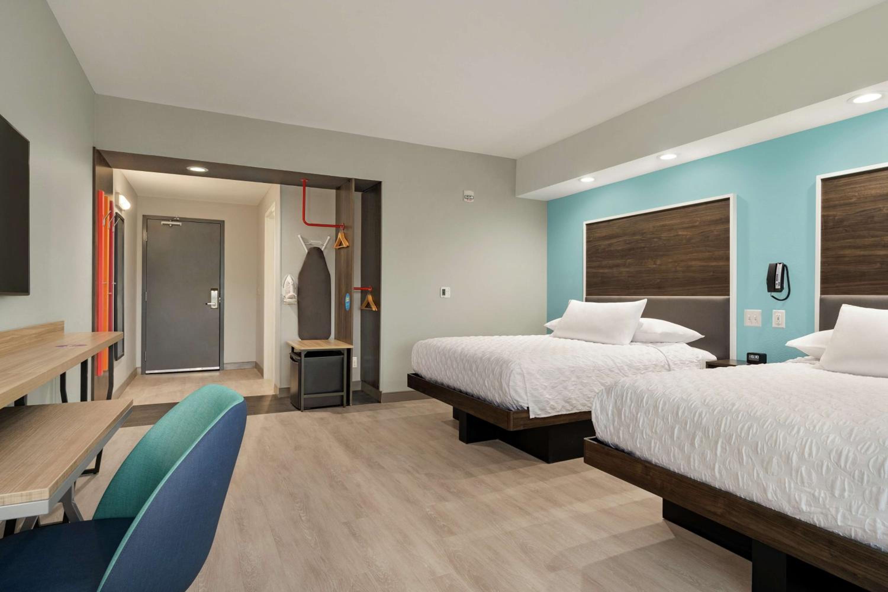 Queen Room with Two Queen Beds - Photo 4