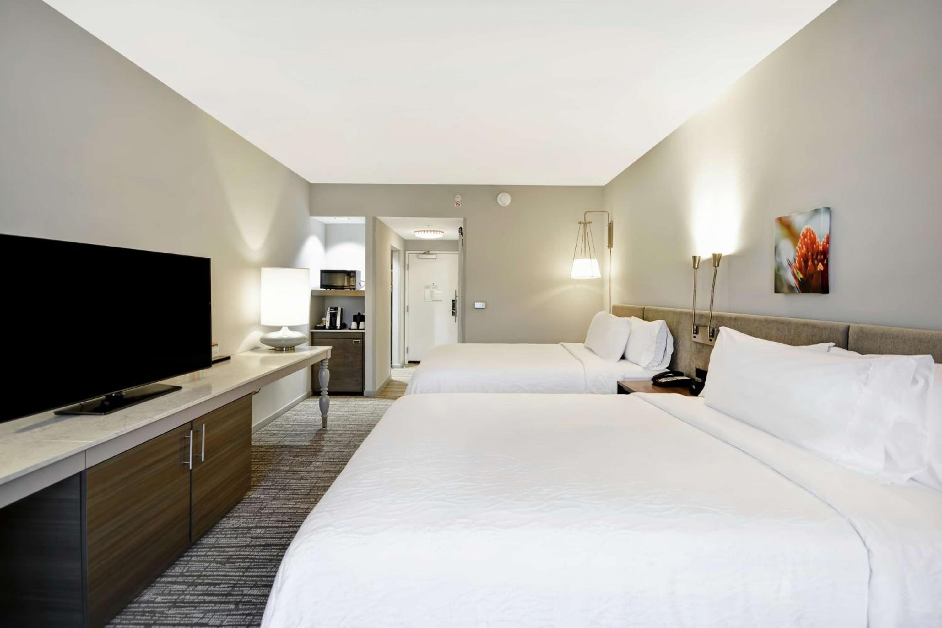 Queen Room with Two Queen Beds - Hearing Access photo 3