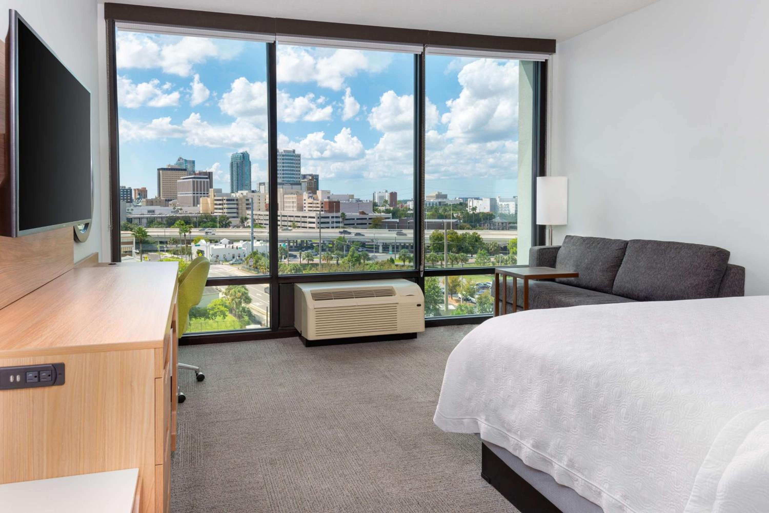 King Room with City View - Photo 3