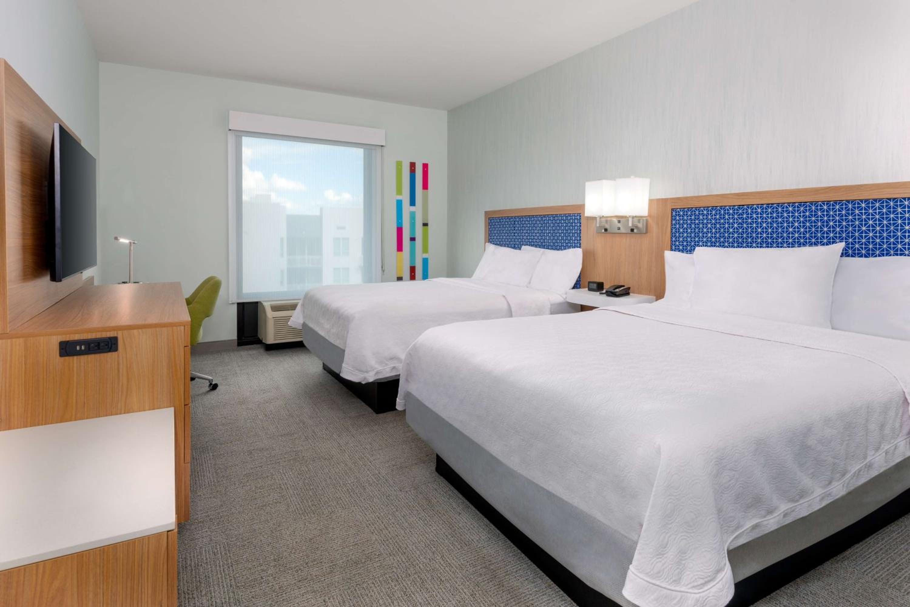 Queen Room with Two Queen Beds - Photo 2