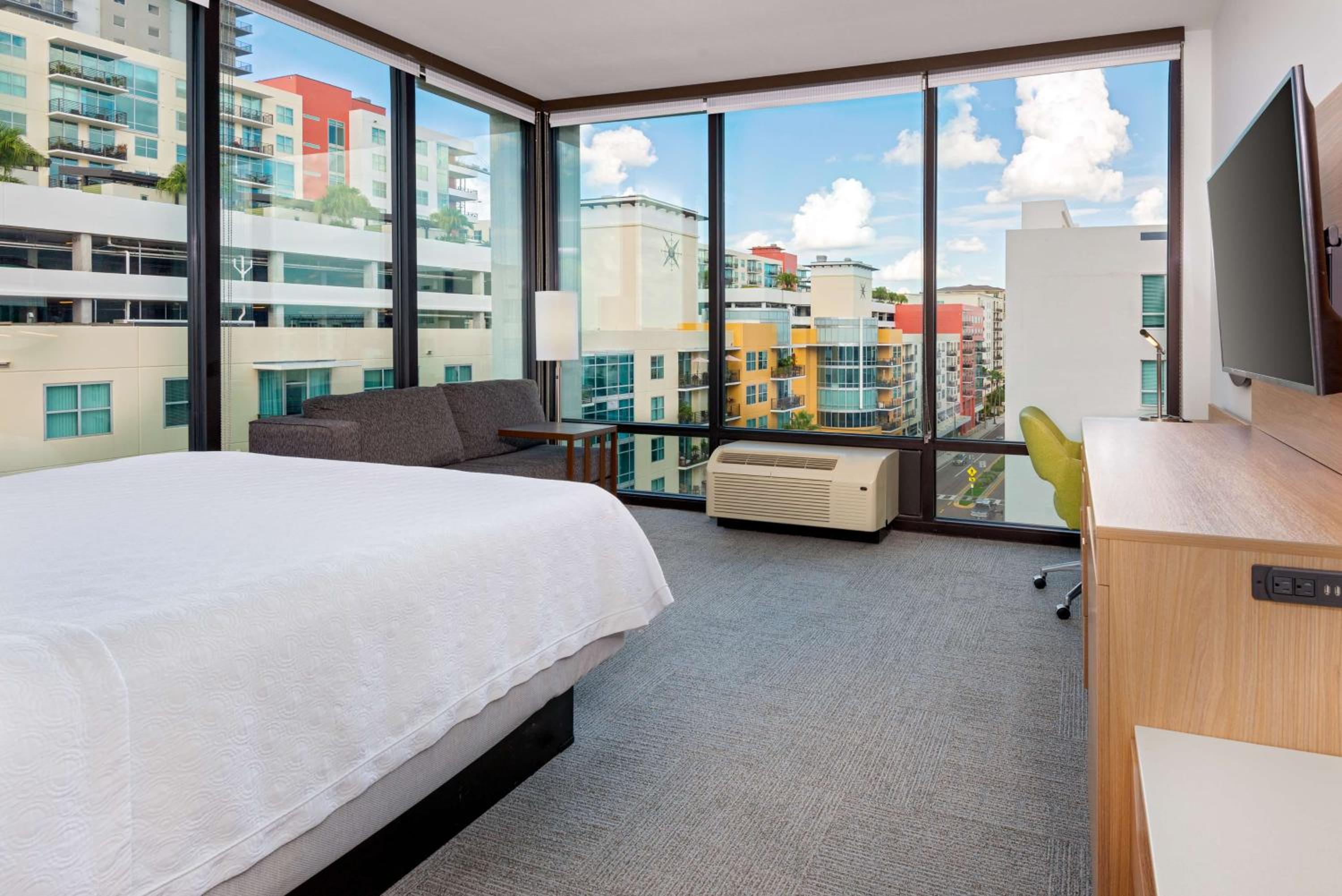 King Corner Room - Photo 3