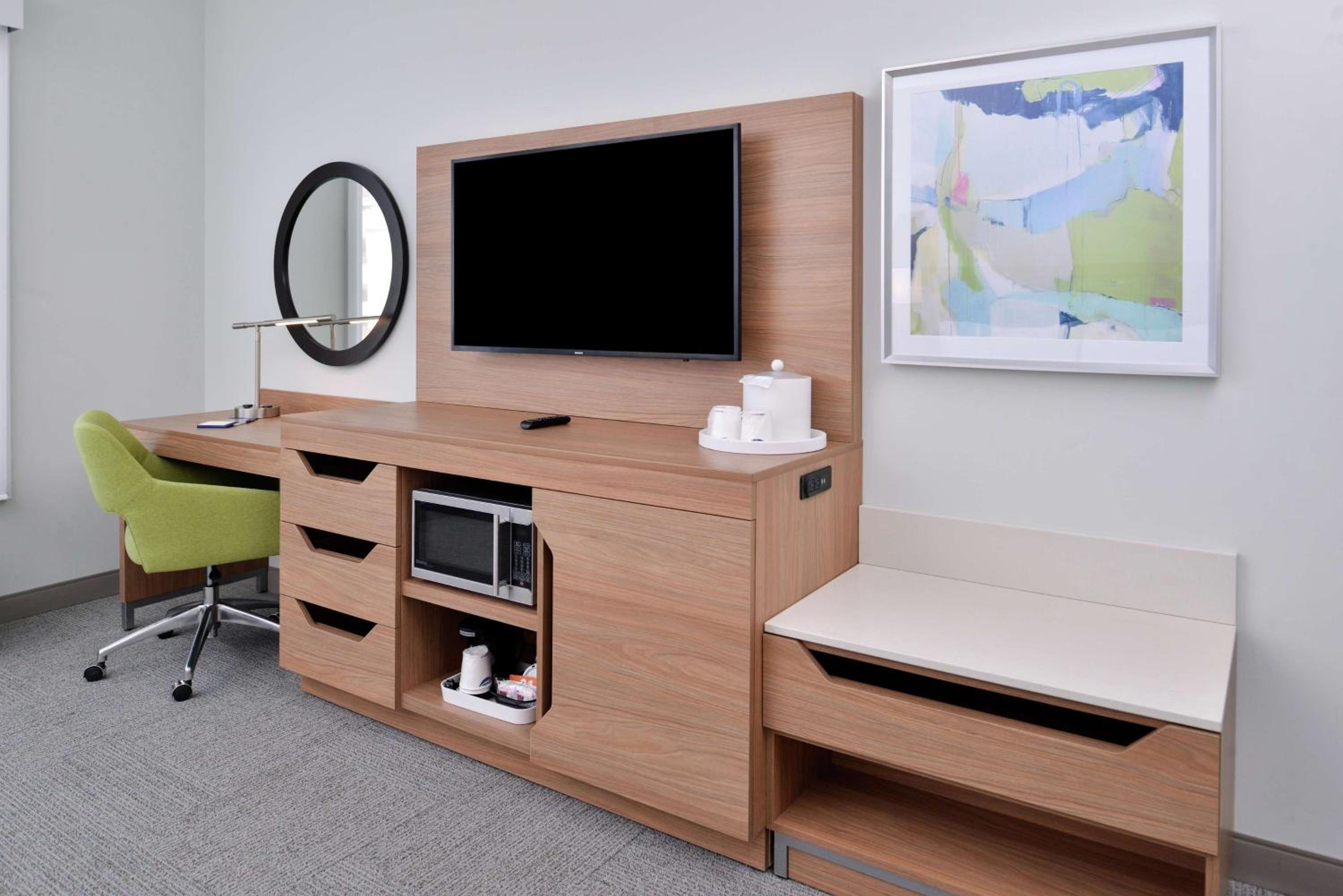 King Room with Roll-In Shower - Mobility and Hearing Access/Non-Smoking - Photo 3