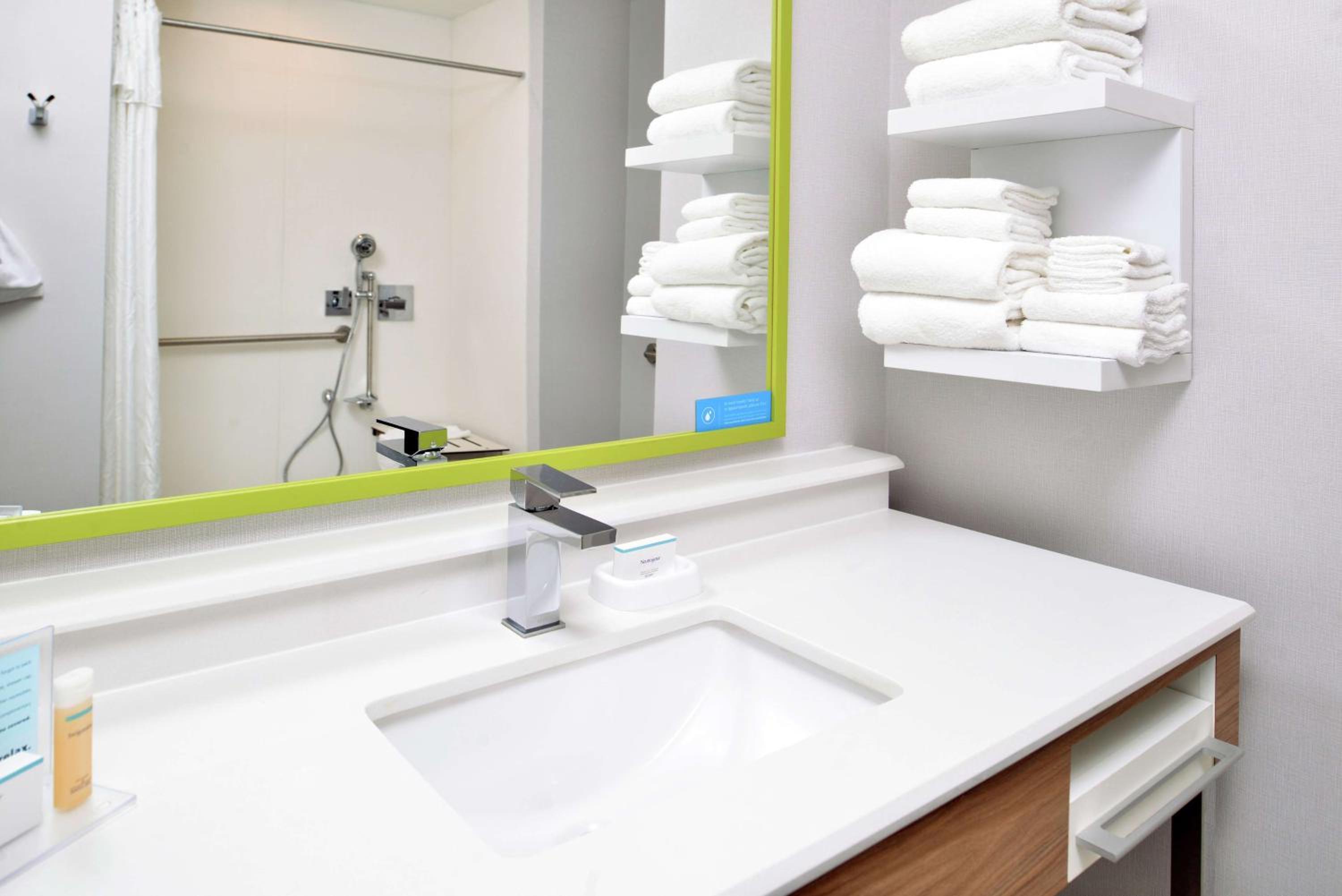 King Room with Roll-In Shower - Mobility and Hearing Access/Non-Smoking - Photo 2