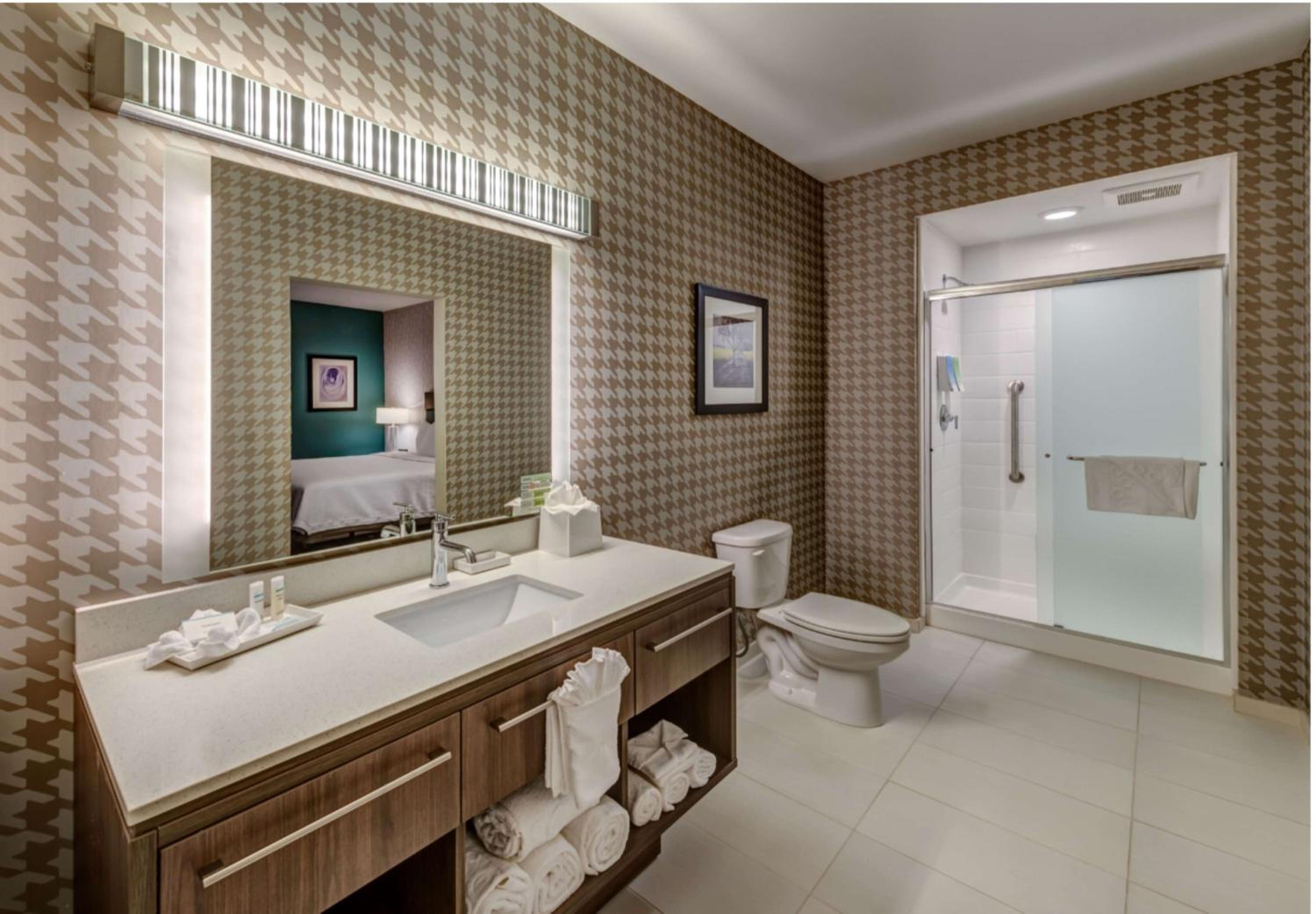 King Suite - Hearing Access/Non-Smoking photo 2