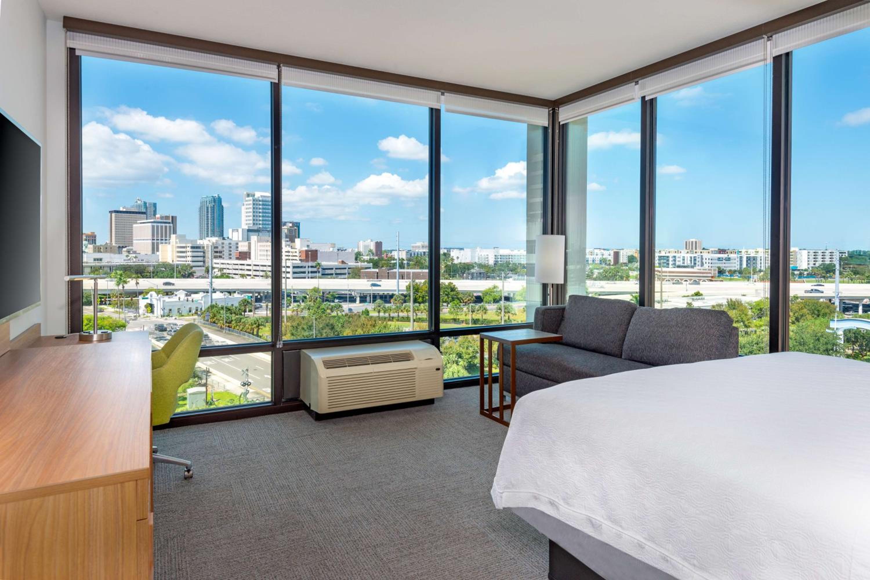 Corner King Room with City View - High Floor - Photo 4