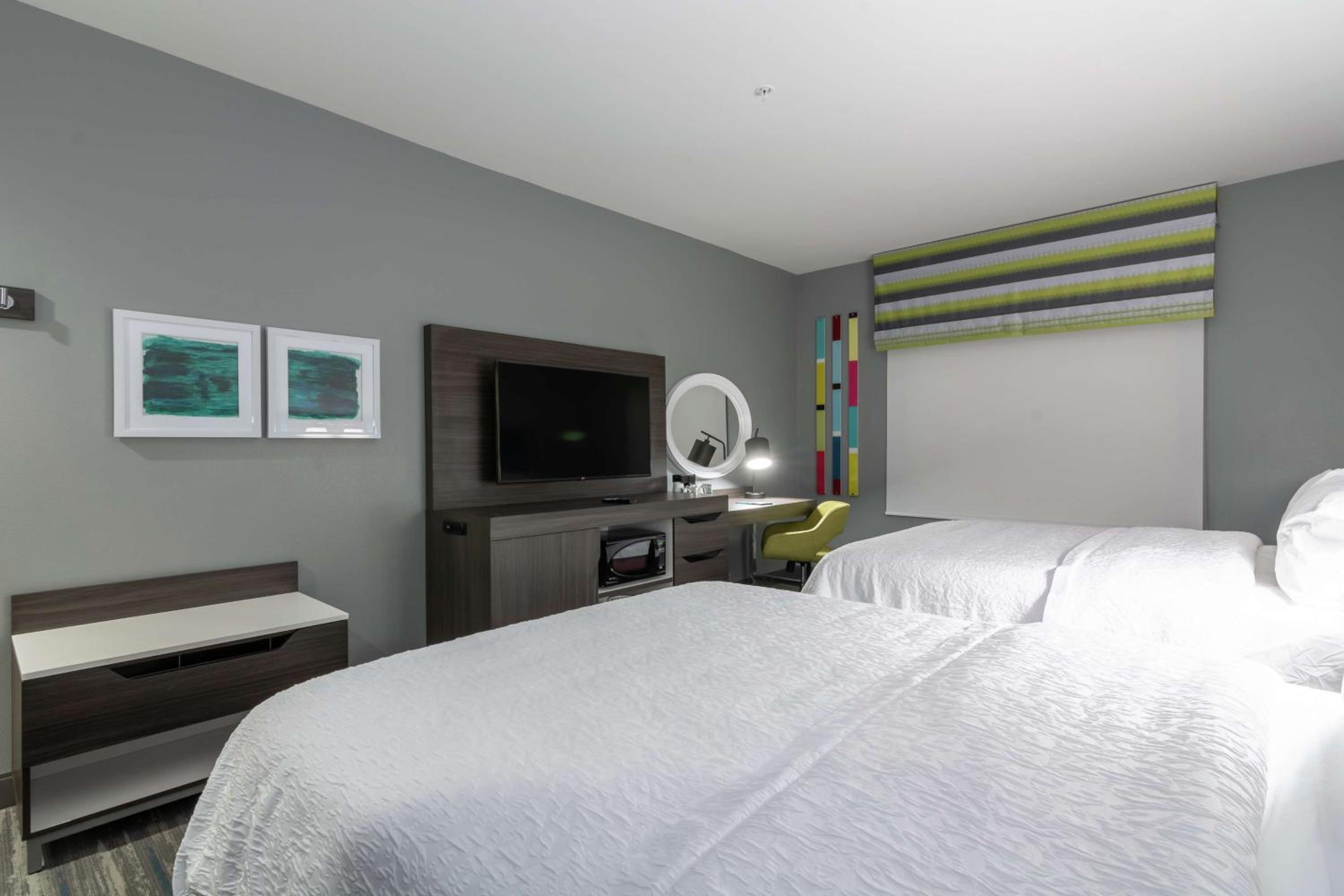 Queen Room with Two Queen Beds - Hearing Access/Non-Smoking photo 1
