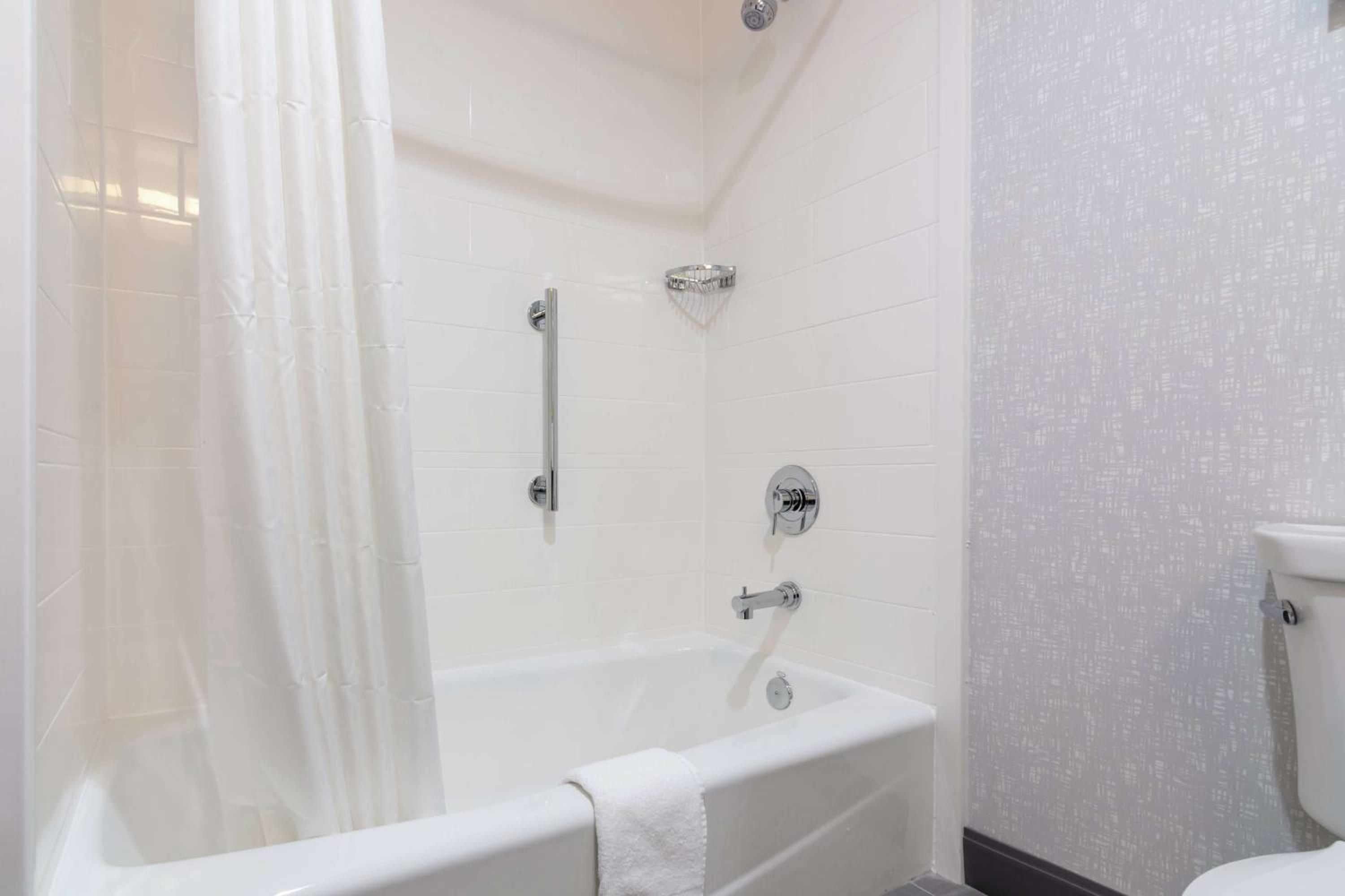 Queen Room with Two Queen Beds - Hearing Access/Non-Smoking photo 3