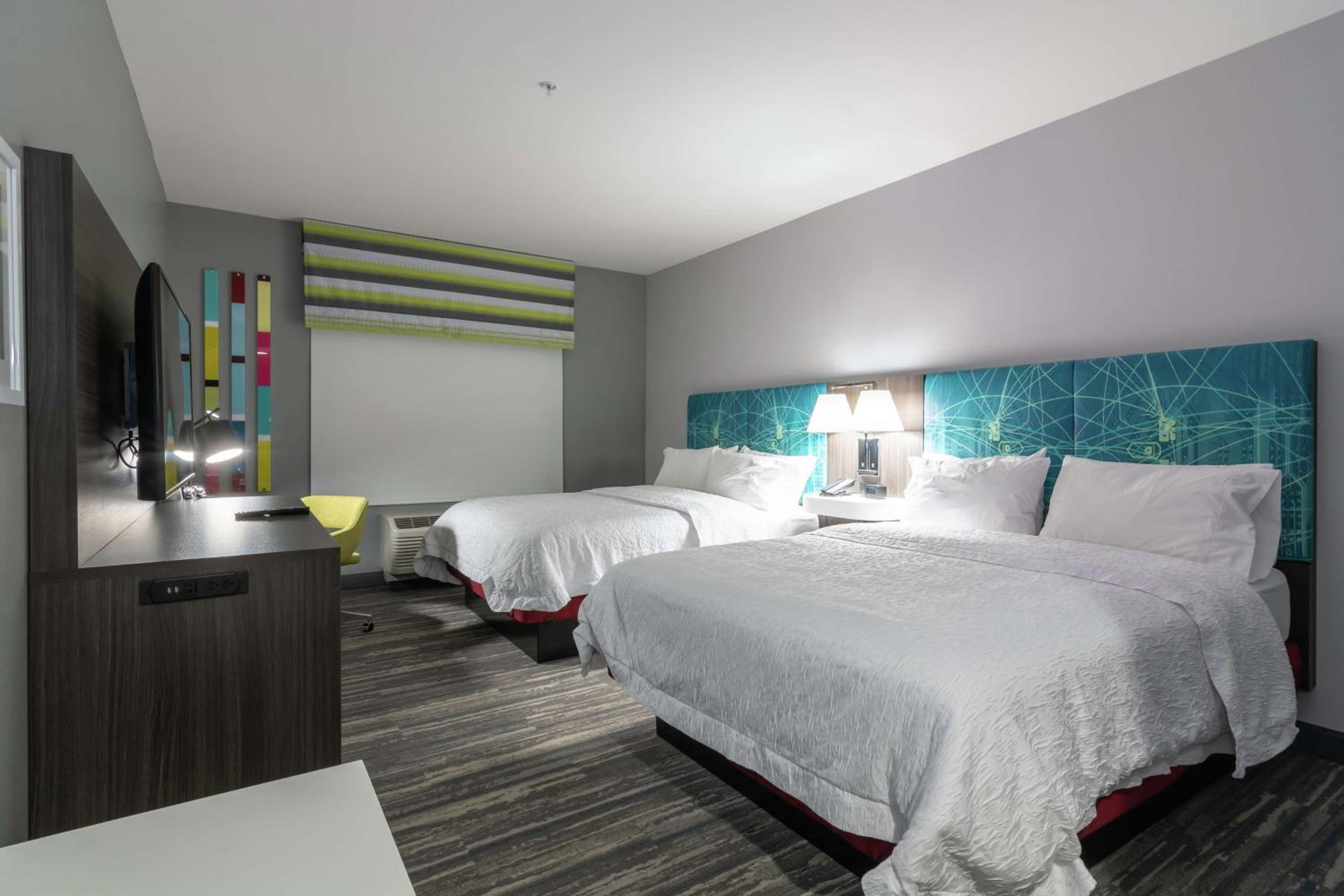 Queen Room with Two Queen Beds photo 2