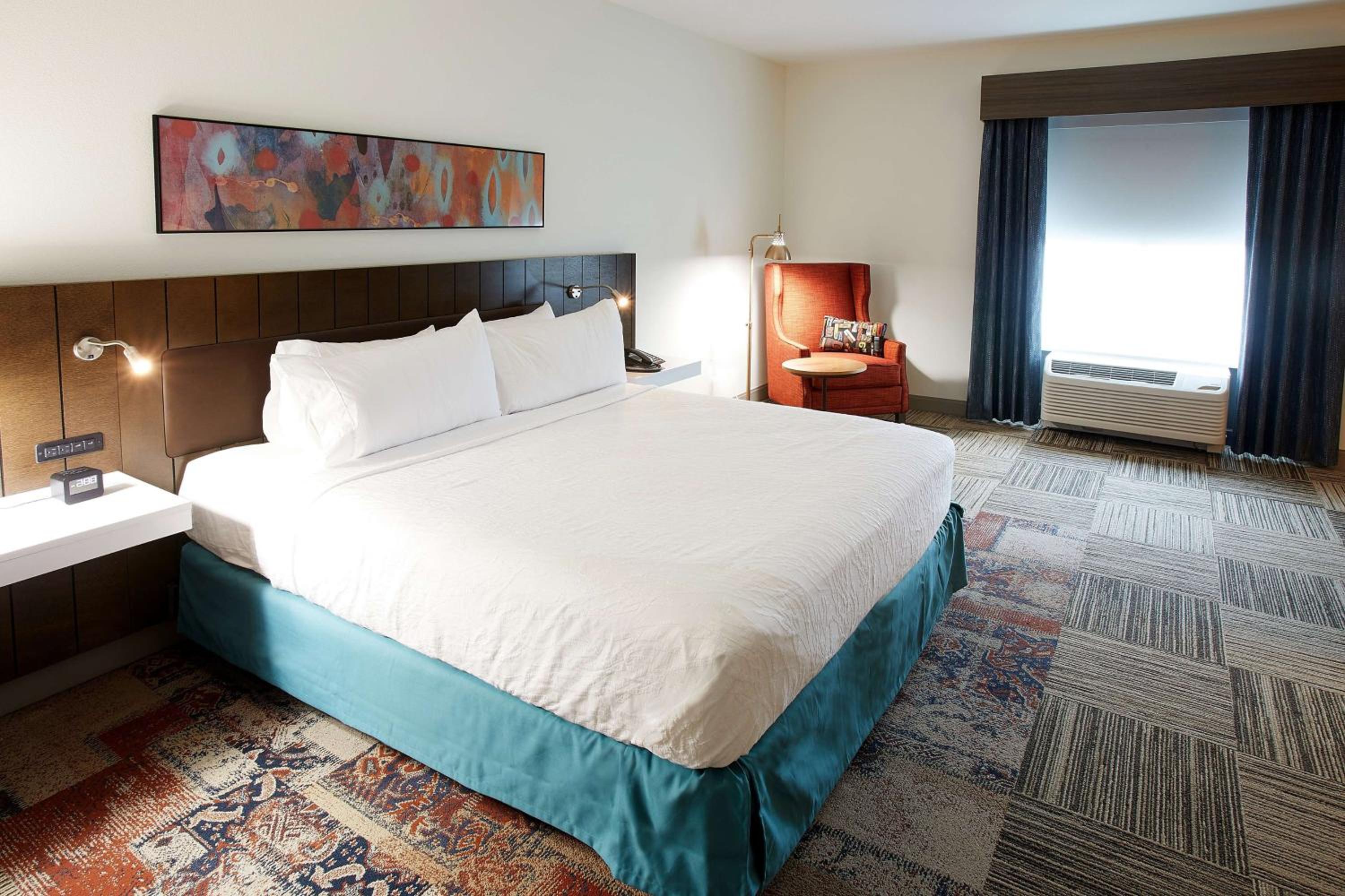 King Room with Roll-In Shower - Mobility/Hearing Accessible photo 3