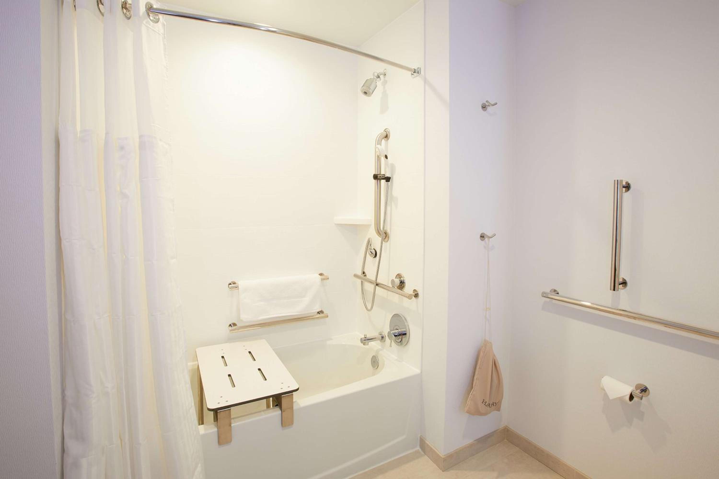 Queen Room with Two Queen Beds - Mobility and Hearing Access photo 3