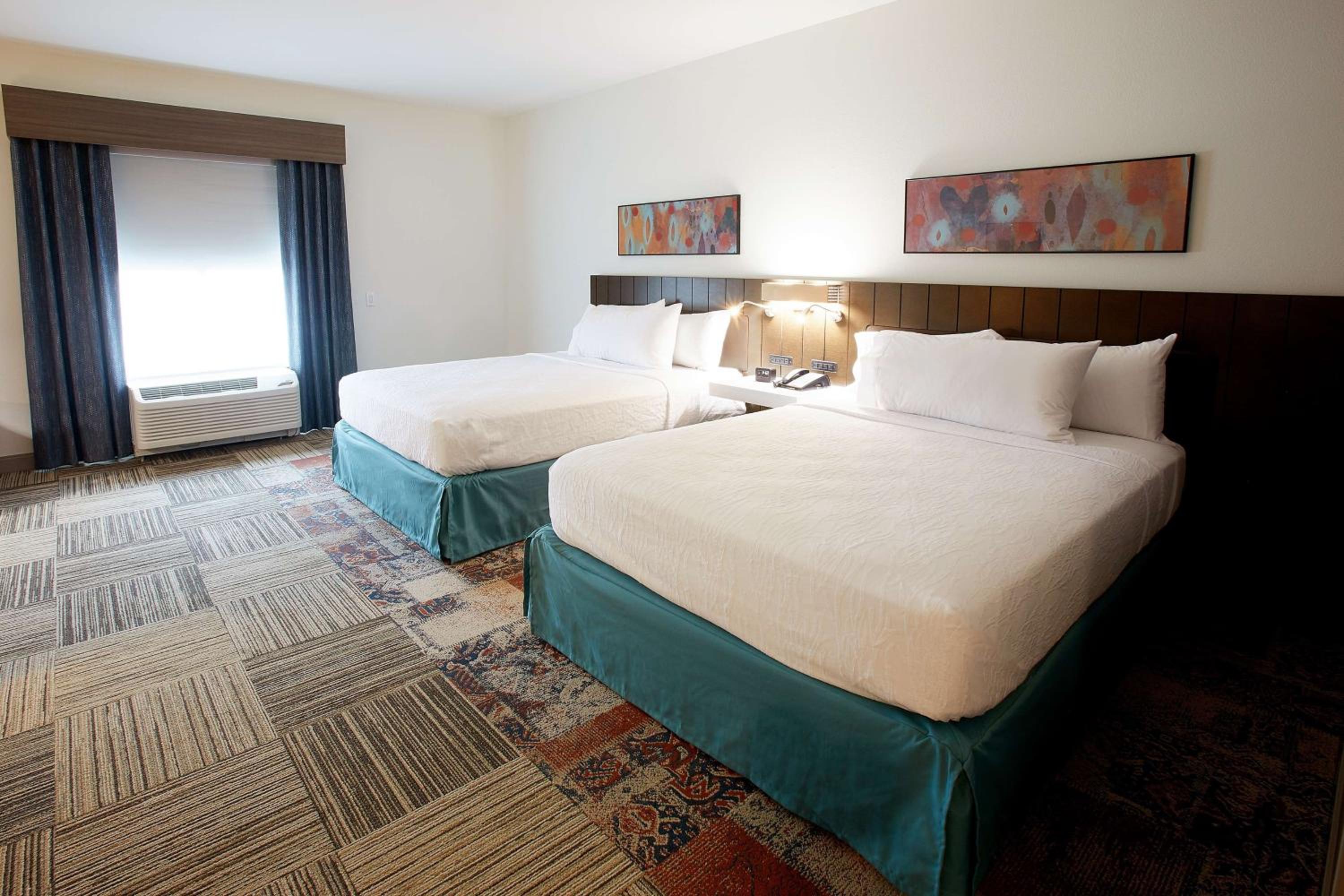 Queen Room with Two Queen Beds - Mobility and Hearing Access photo 2