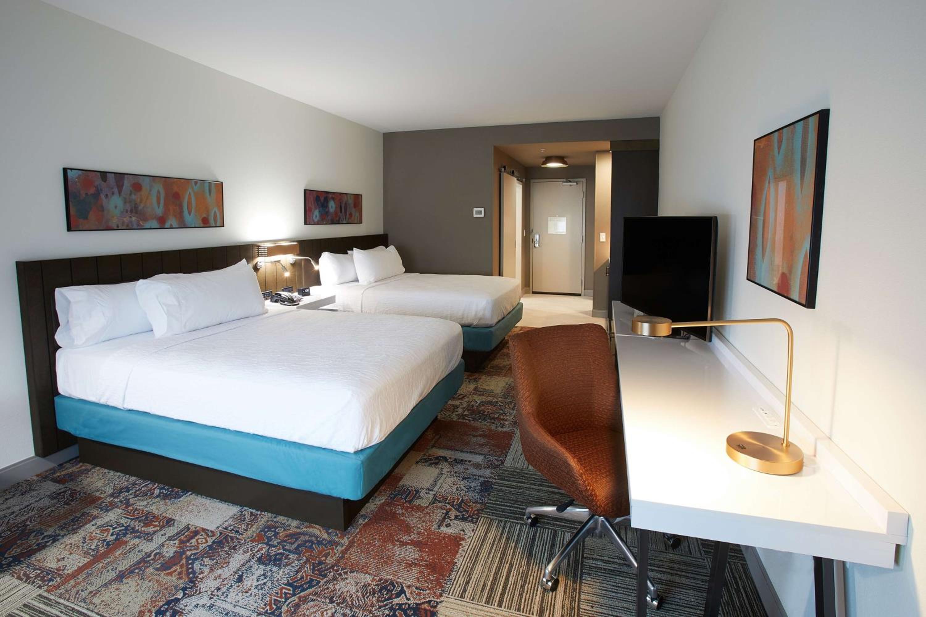 Queen Room with Two Queen Beds photo 2