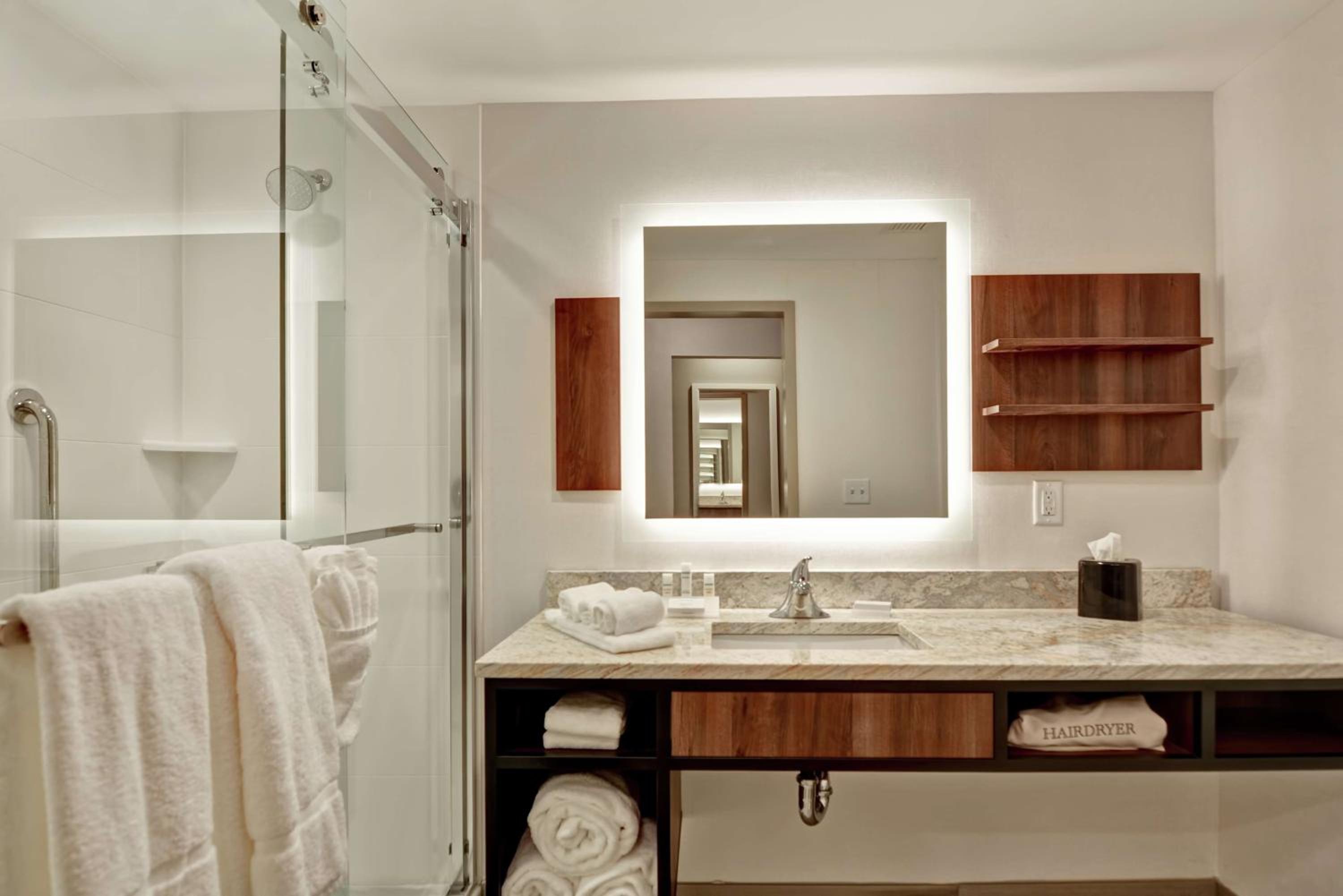 Queen Room with Two Queen Beds photo 2