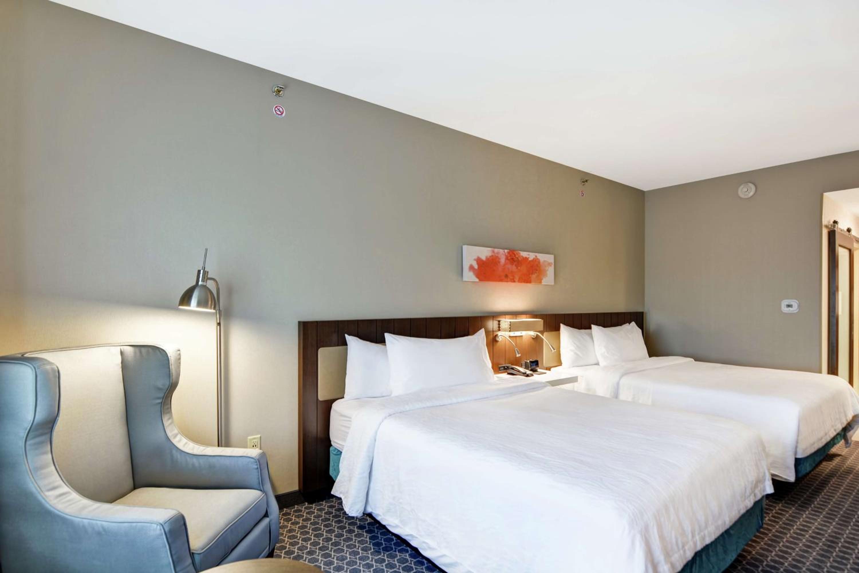 Queen Room with Two Queen Beds - Hearing Access photo 2