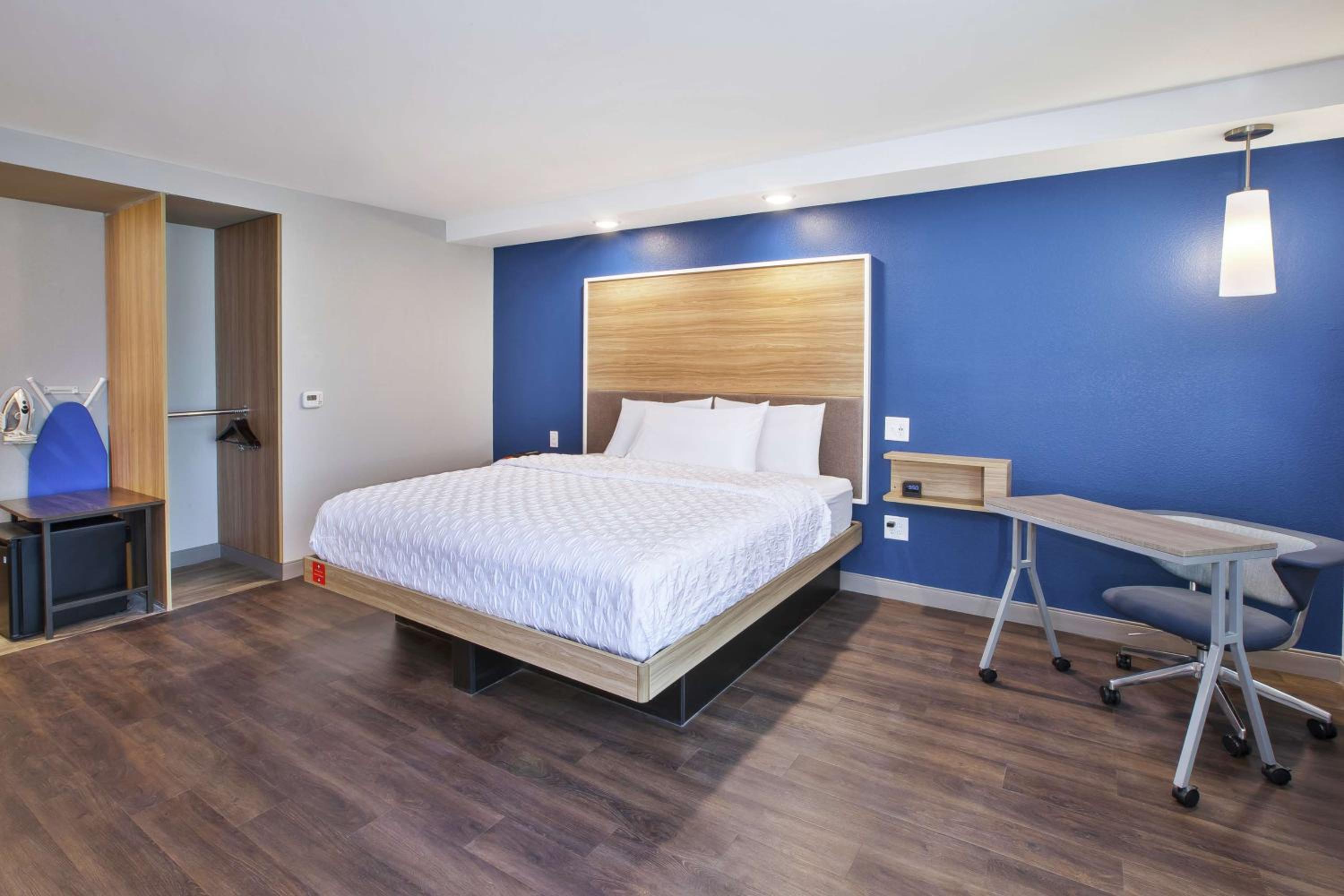 King Room with Accessible Tub - Mobility Access - Photo 1