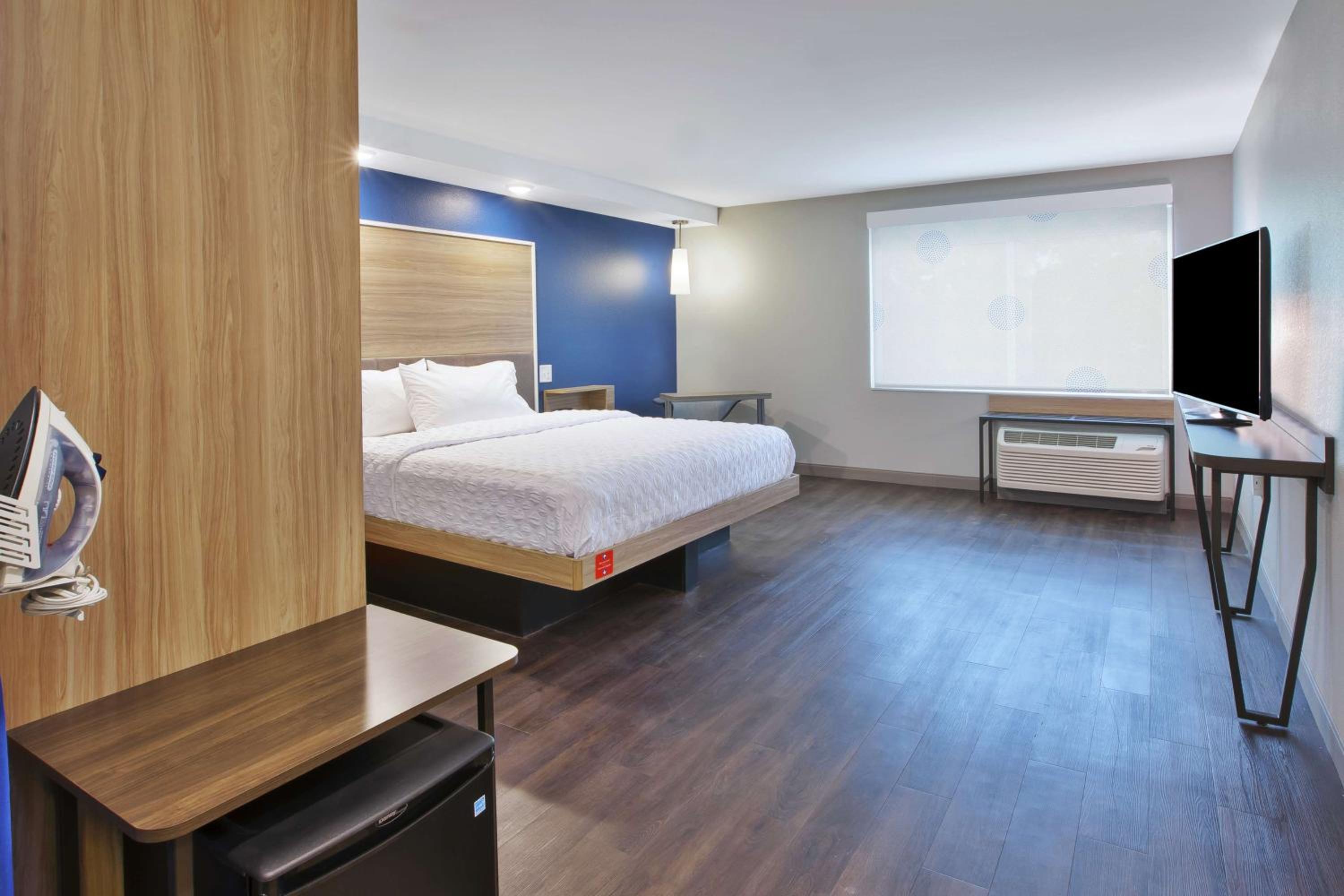 King Room with Accessible Tub - Mobility Access - Photo 3