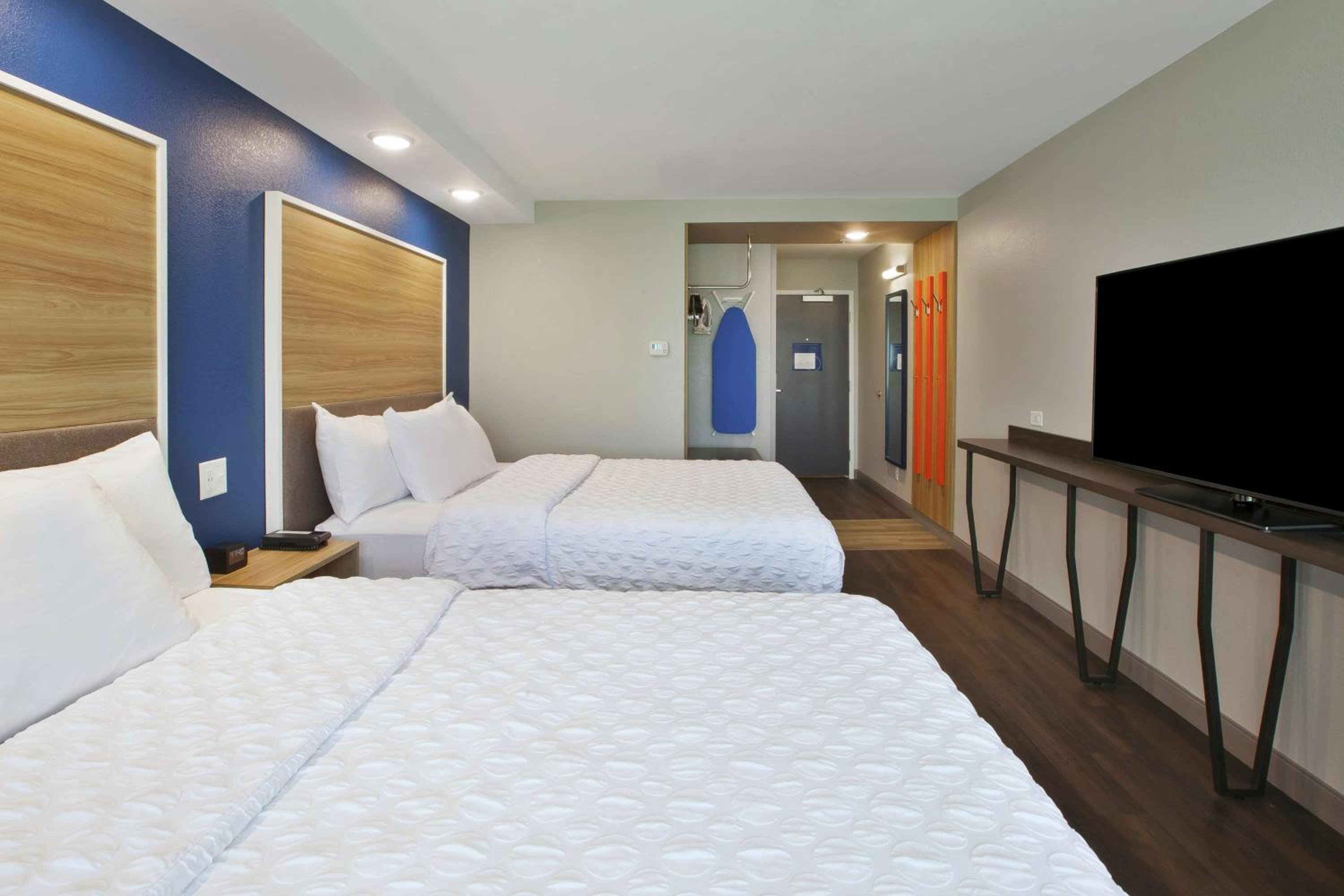 Queen Room with Two Queen Beds - Photo 2