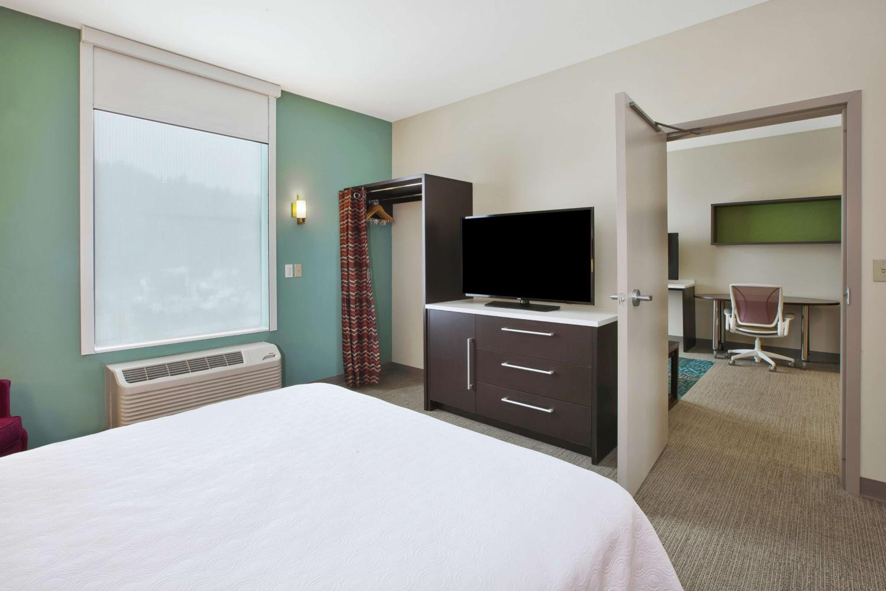 Queen Suite - Mobility Access/Non-Smoking photo 3