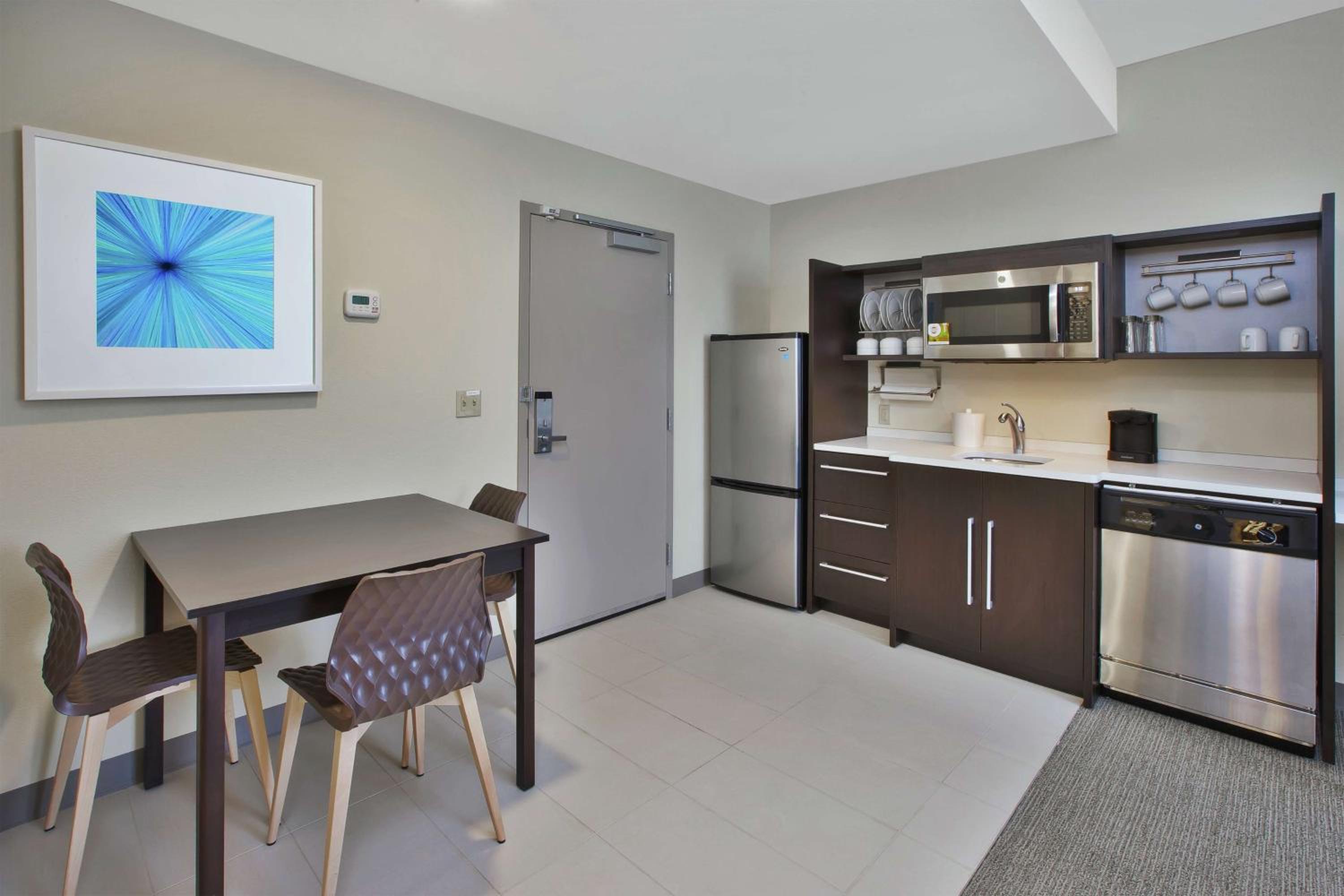 Queen Suite - Mobility Access/Non-Smoking photo 2