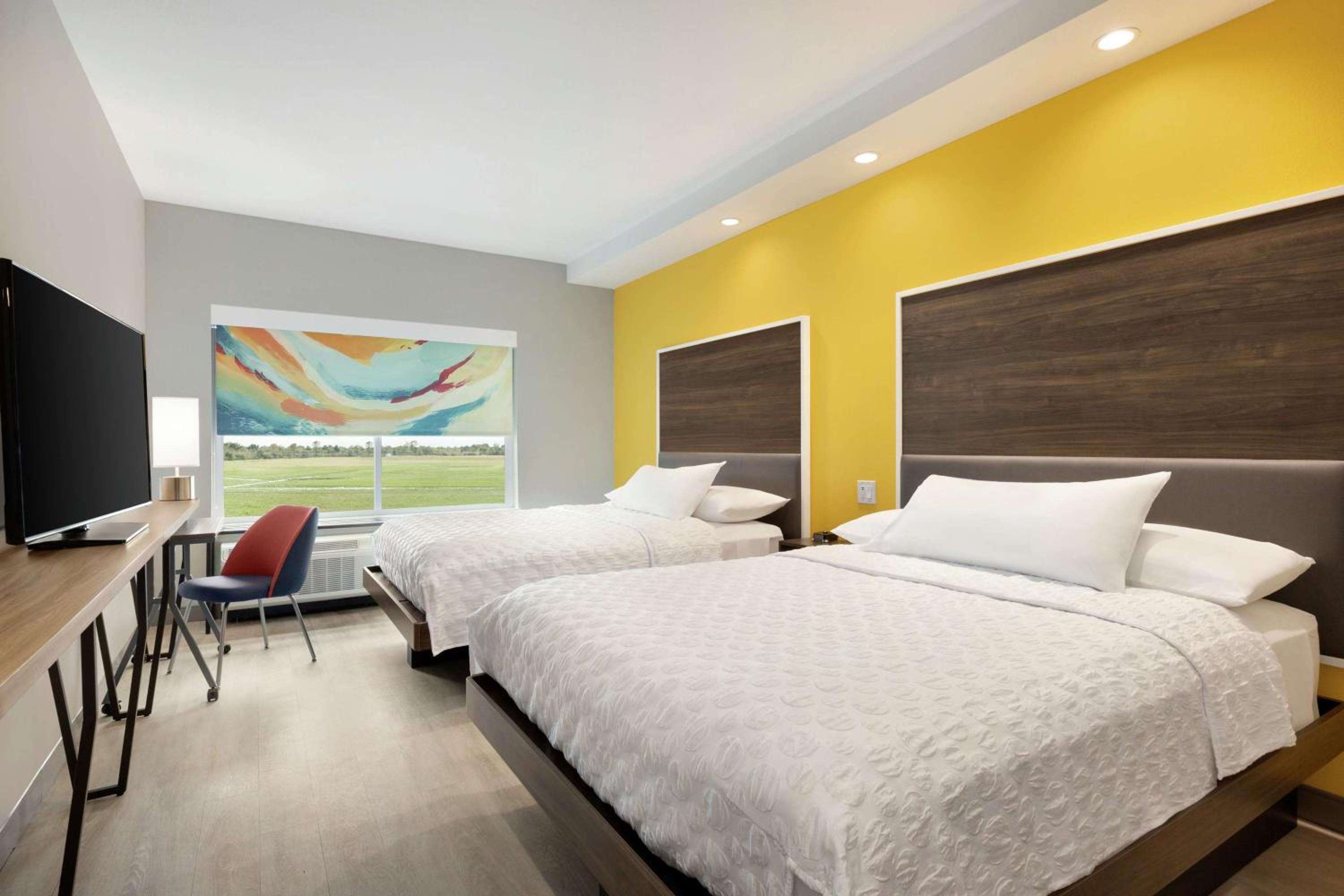 Queen Room with Two Queen Beds photo 3