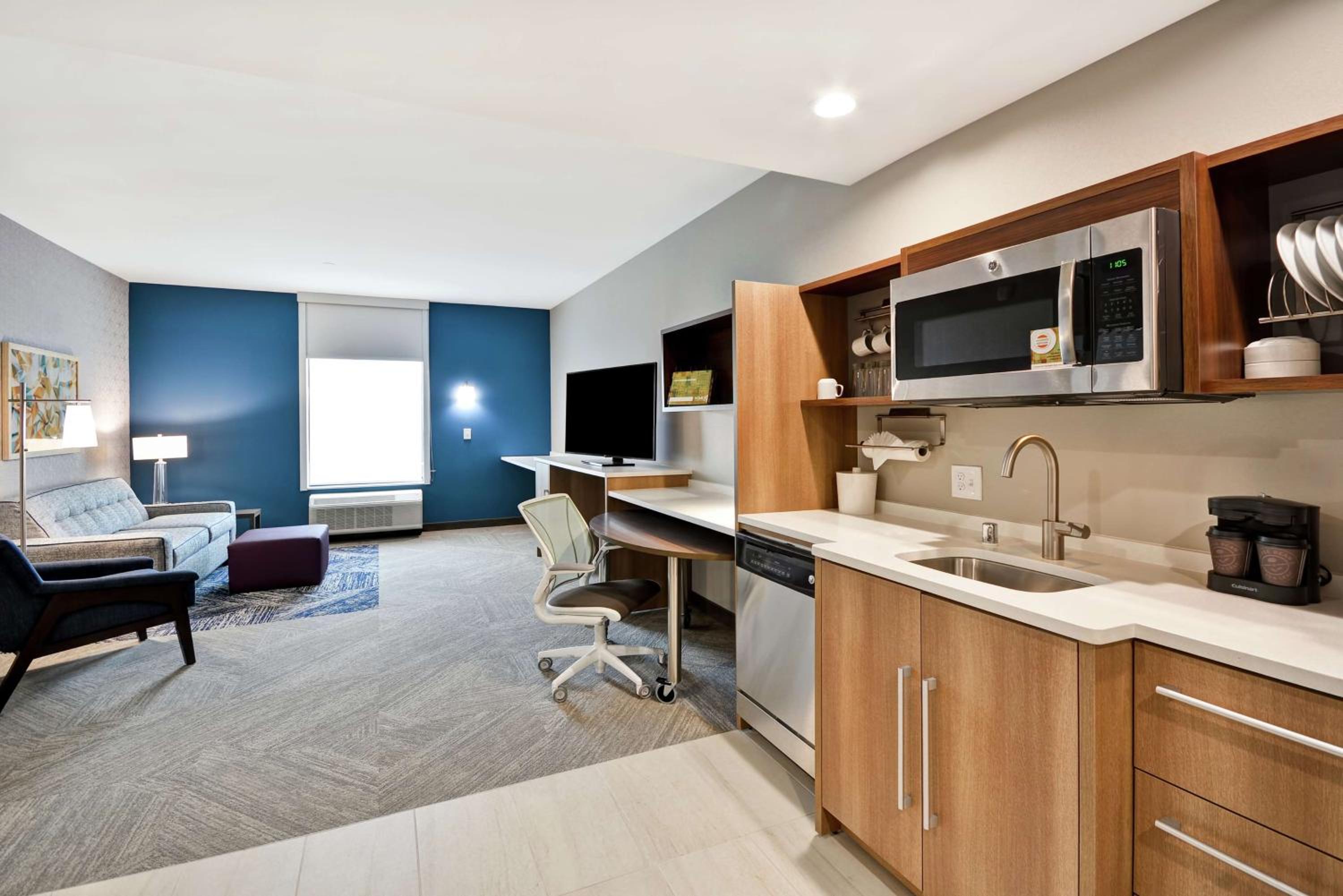 One-Bedroom Queen Suite with Two Queen Beds - Non-Smoking