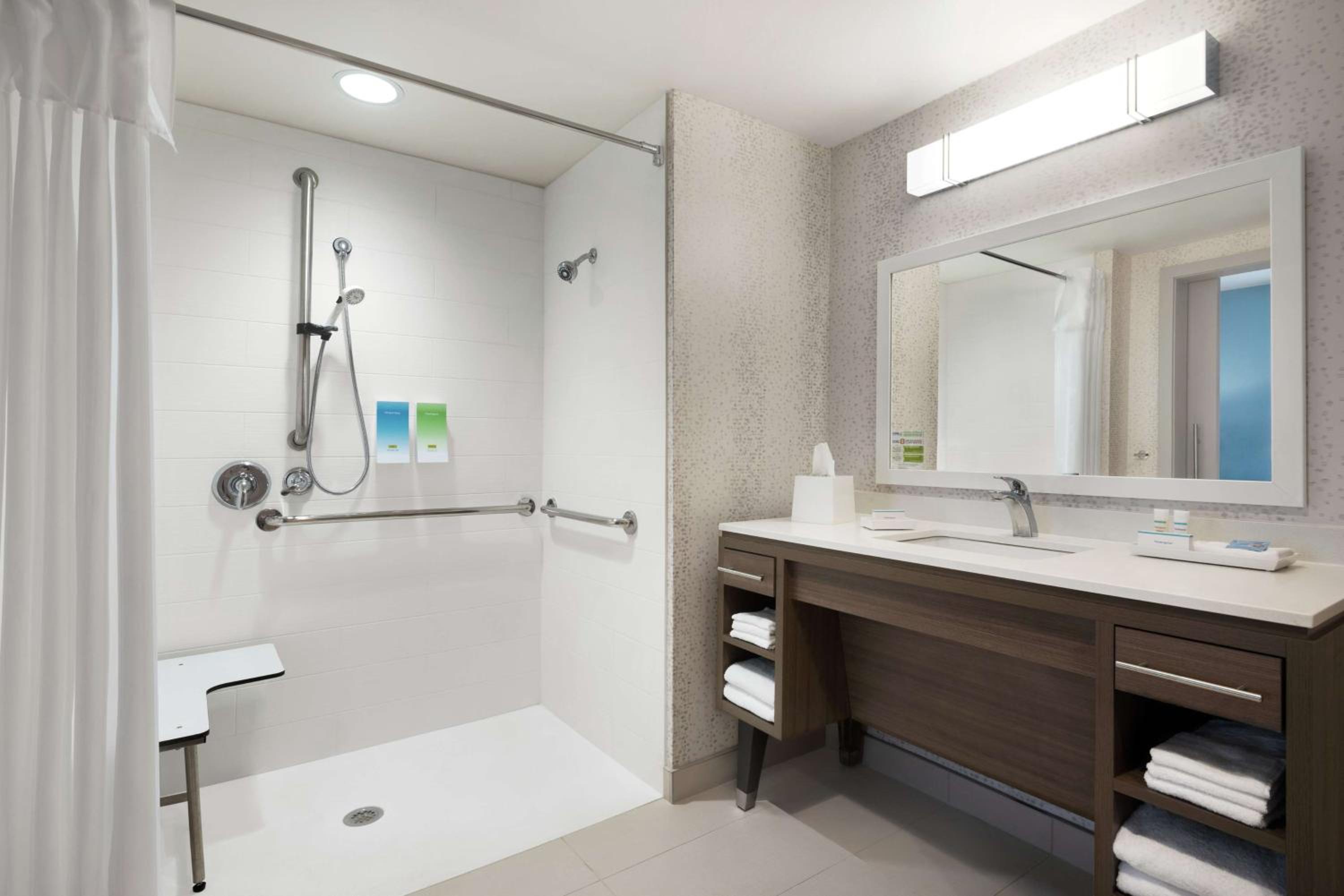 Queen Suite - Hearing Access/Non-Smoking - Photo 5