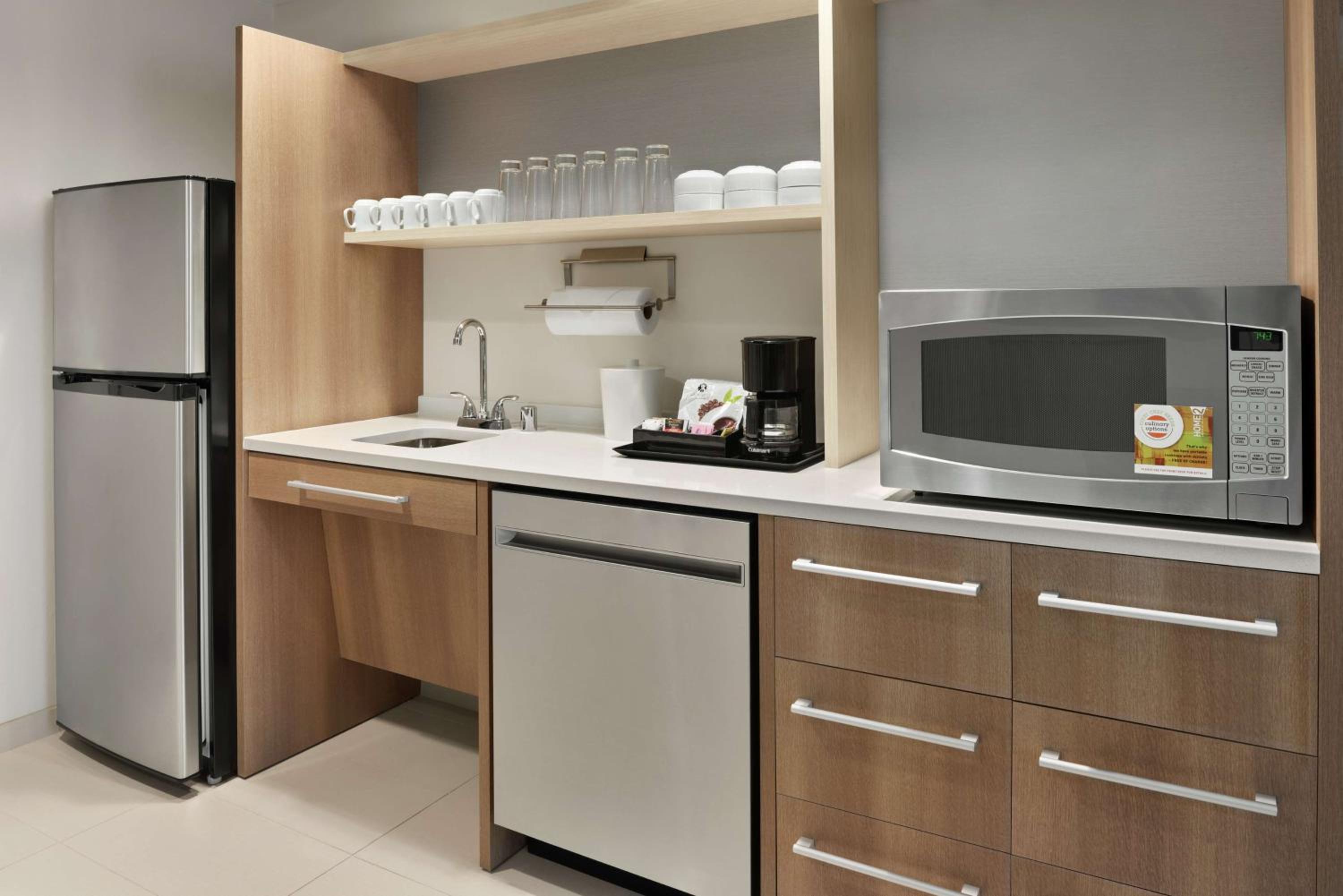 Queen Suite - Hearing Access/Non-Smoking - Photo 3