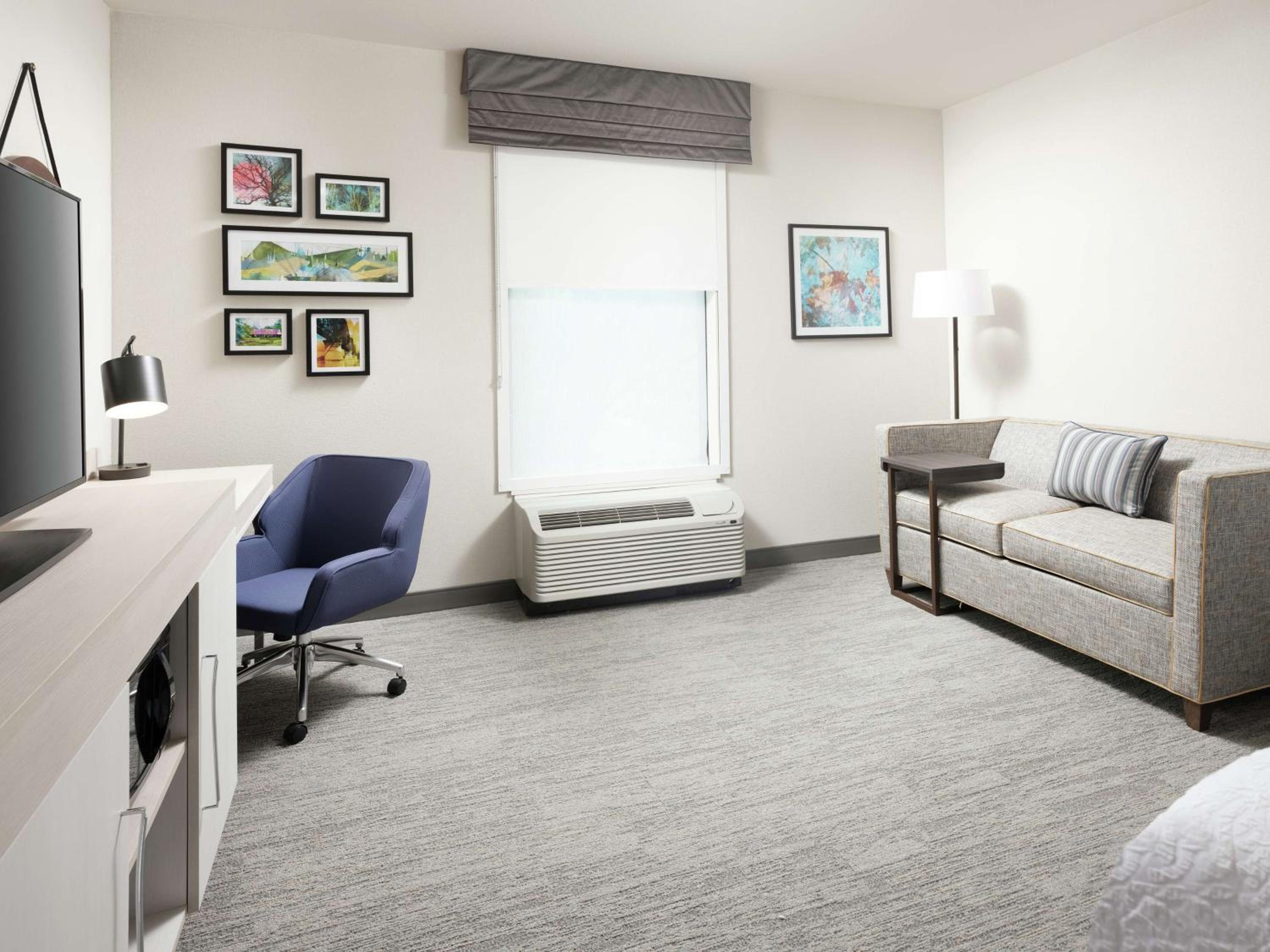 King Room with Sofa Bed - Photo 5