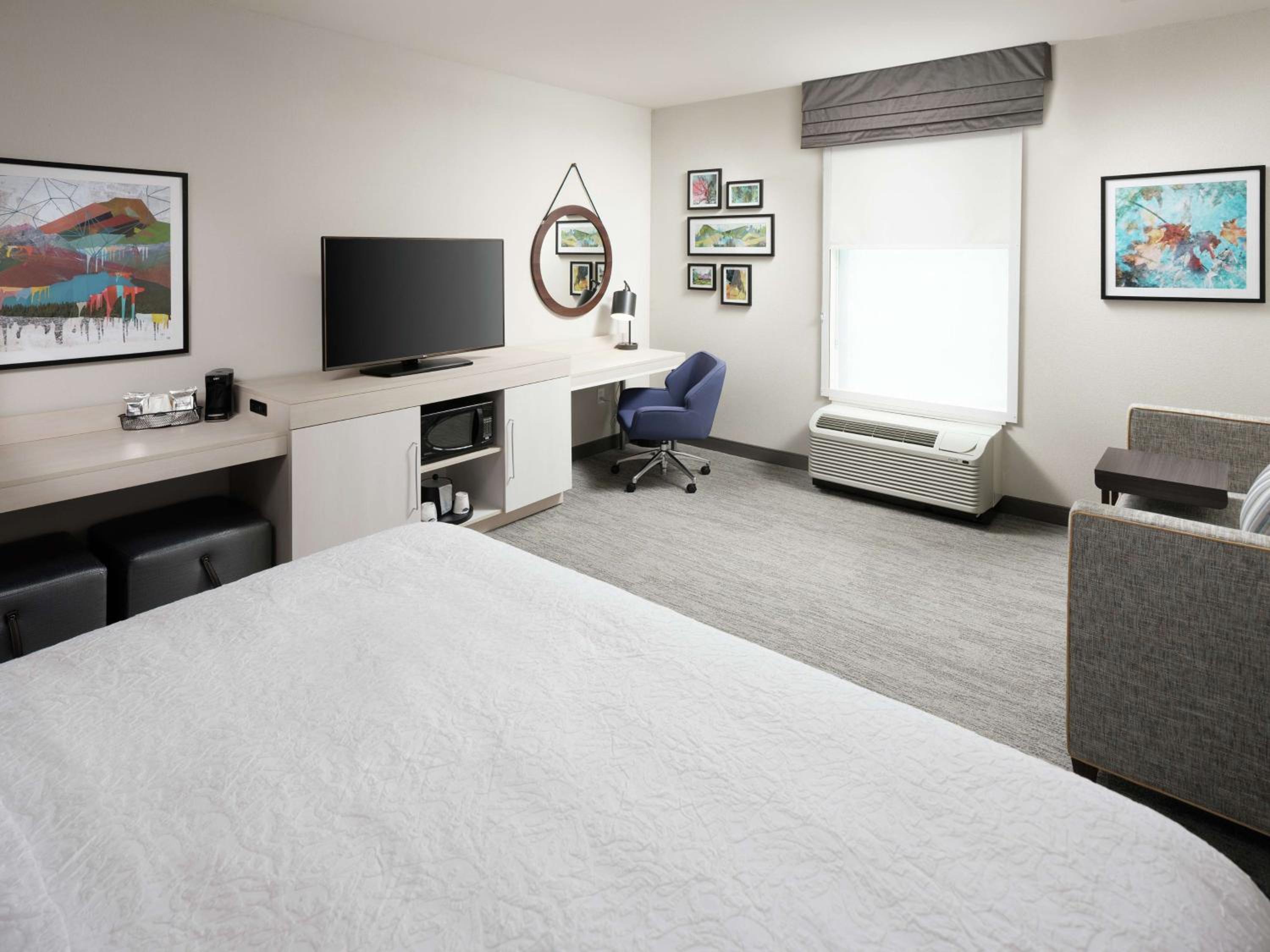 King Room with Sofa Bed - Photo 2