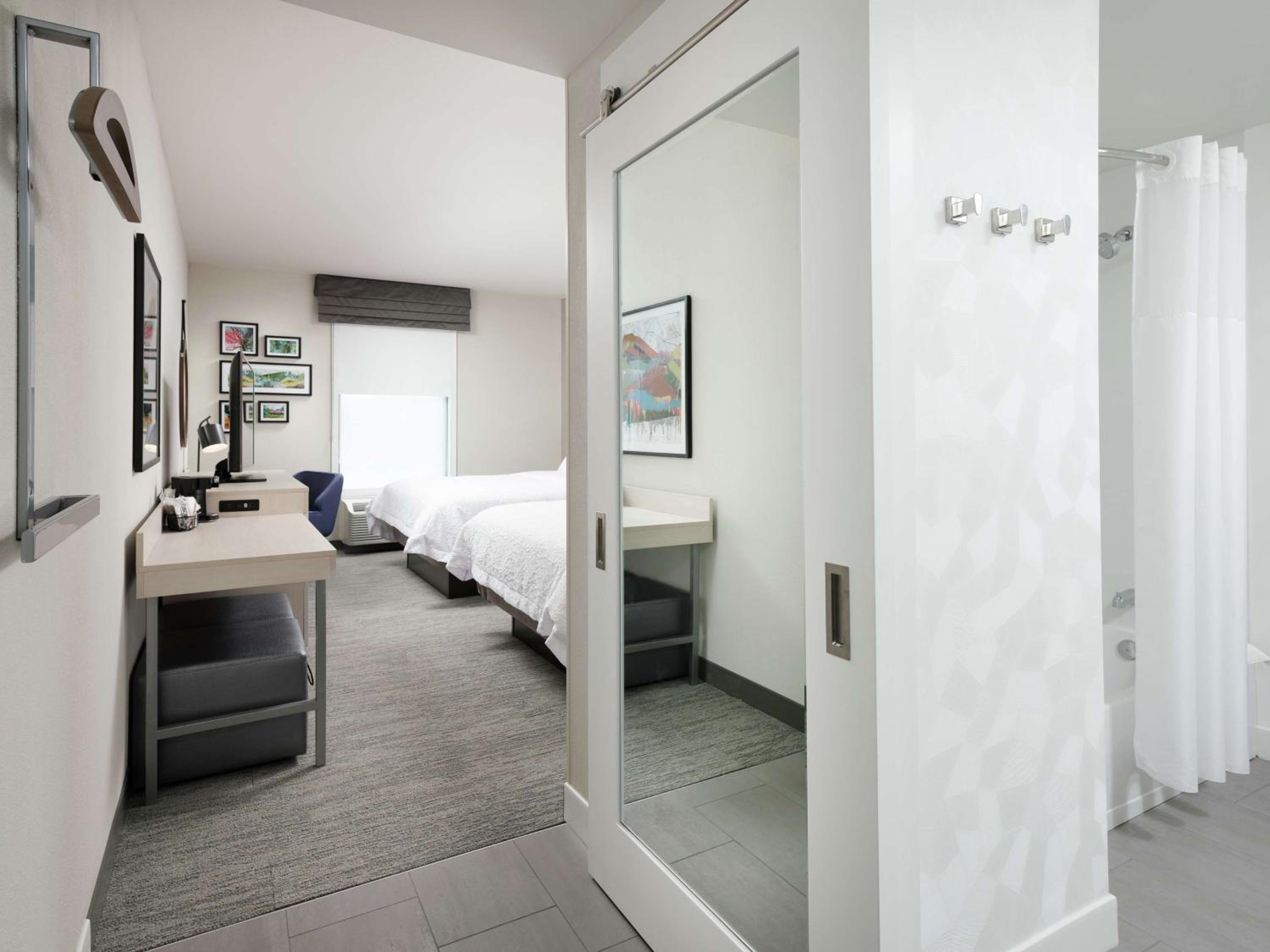Queen Room with Two Queen Beds - Photo 1
