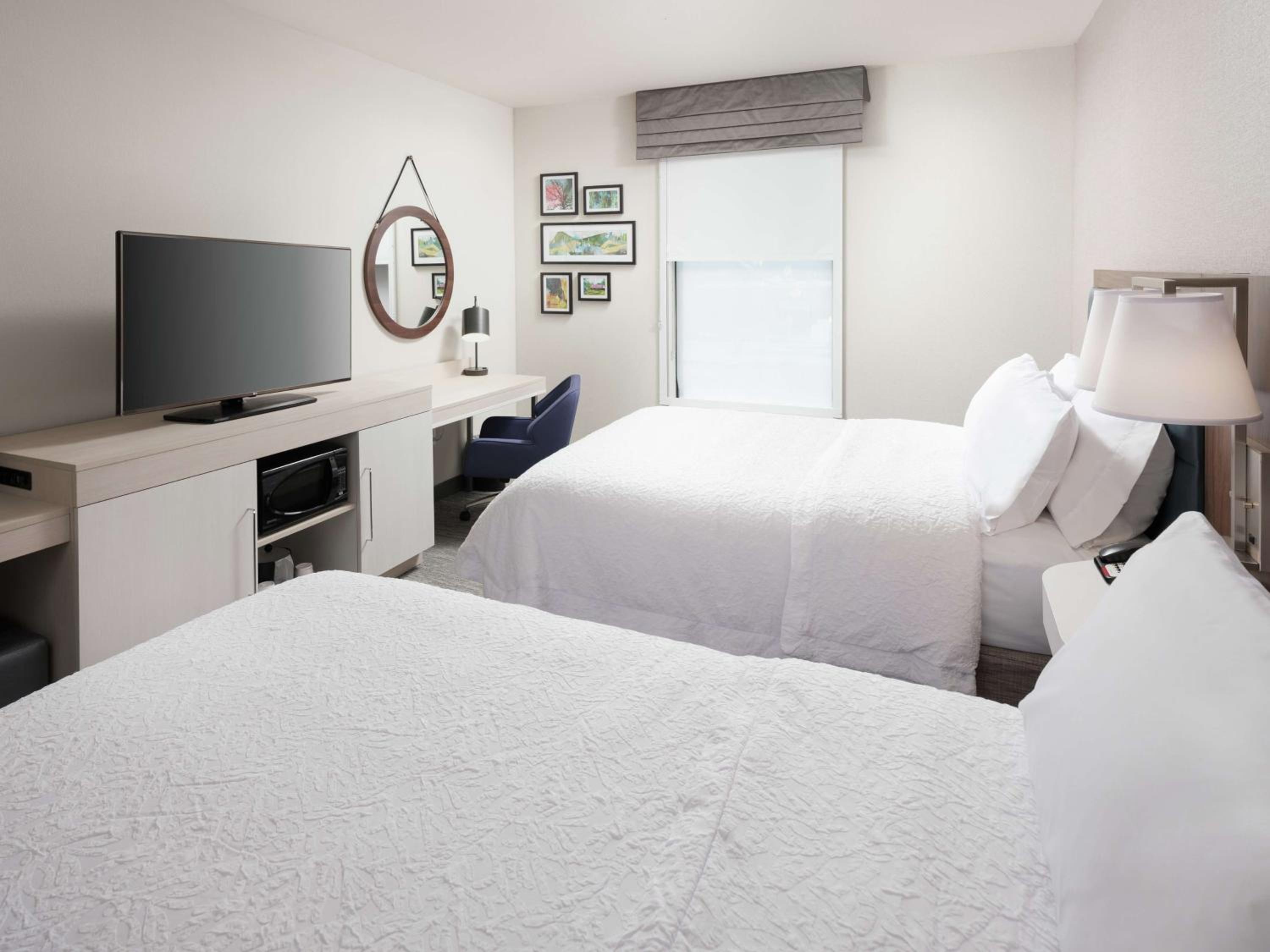 Queen Room with Two Queen Beds - Photo 2