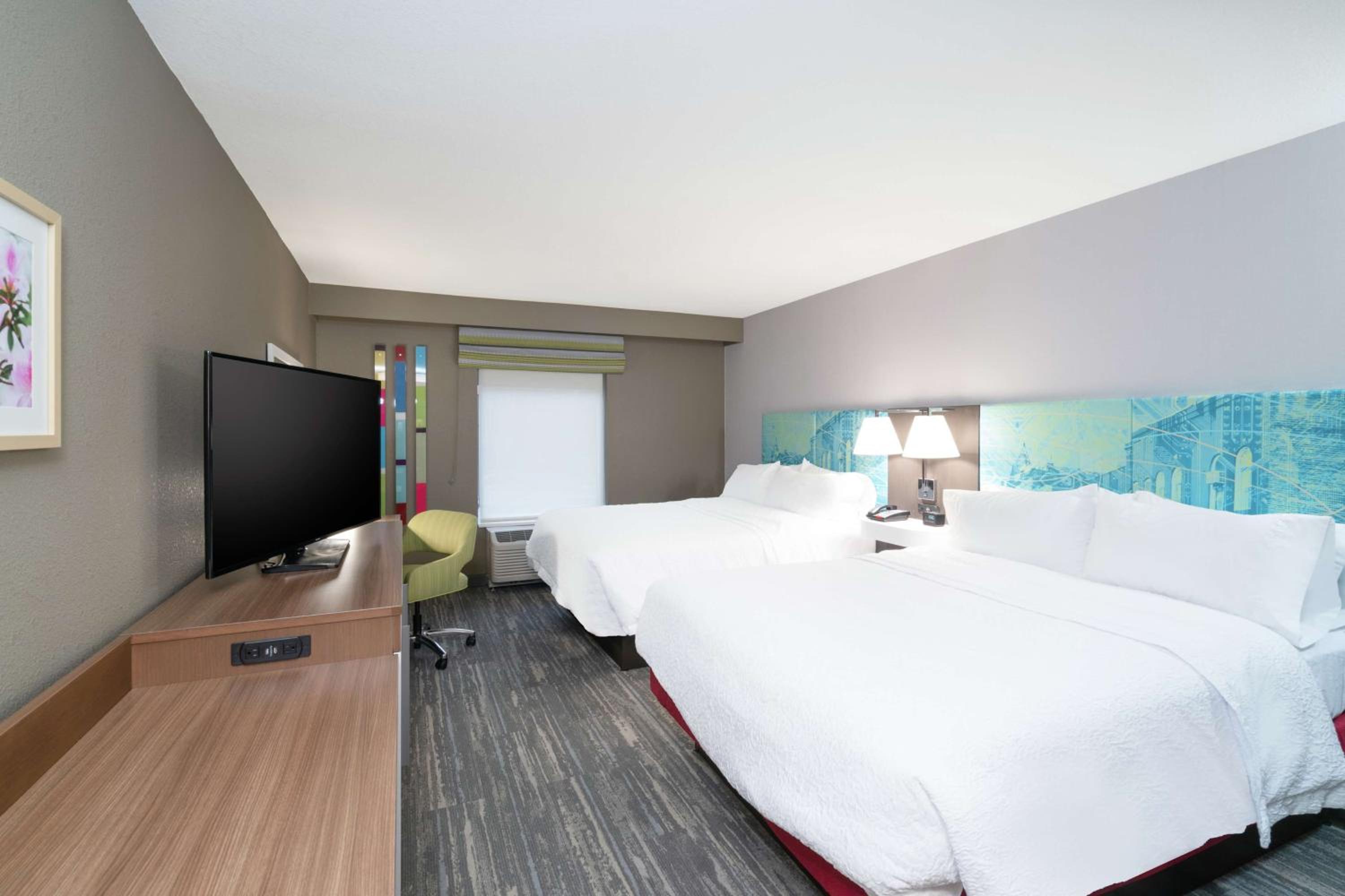 Queen Room with Two Queen Beds - Non-Smoking - Photo 3