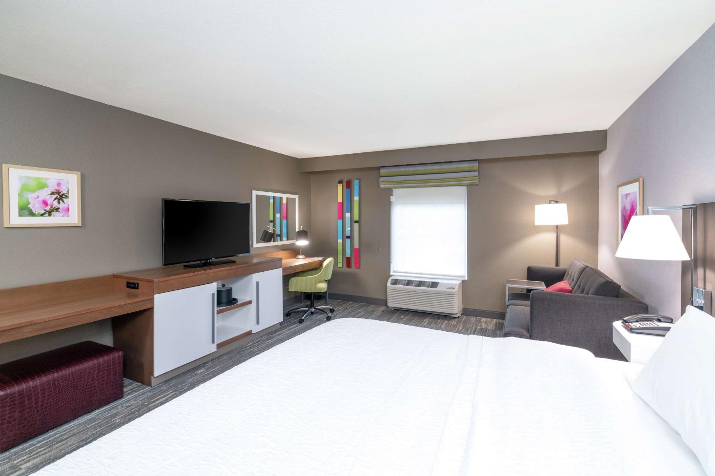 King Room with Sofa Bed- Non-Smoking - Photo 1