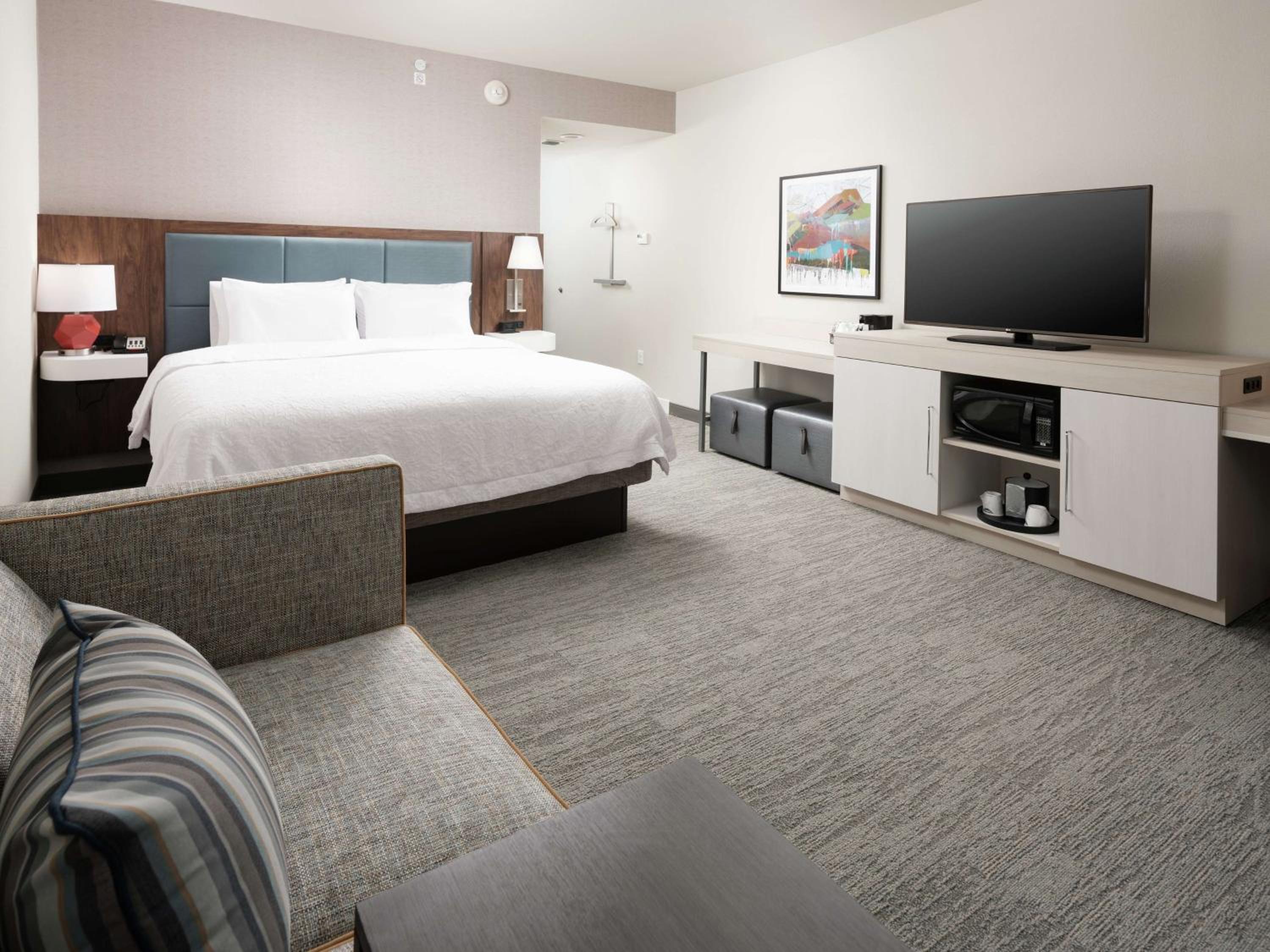 King Room with Sofa Bed - Photo 6