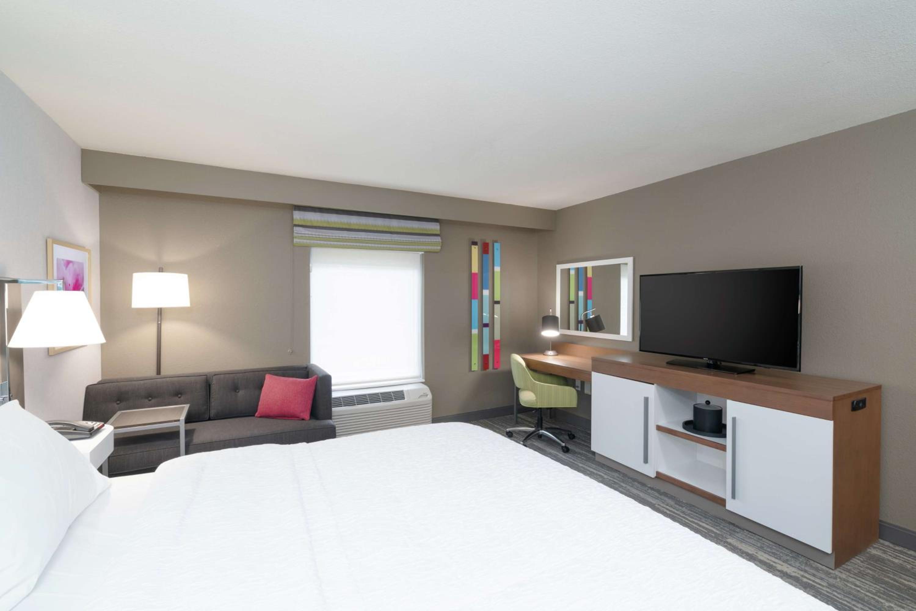 King Room - Non-Smoking - Photo 2