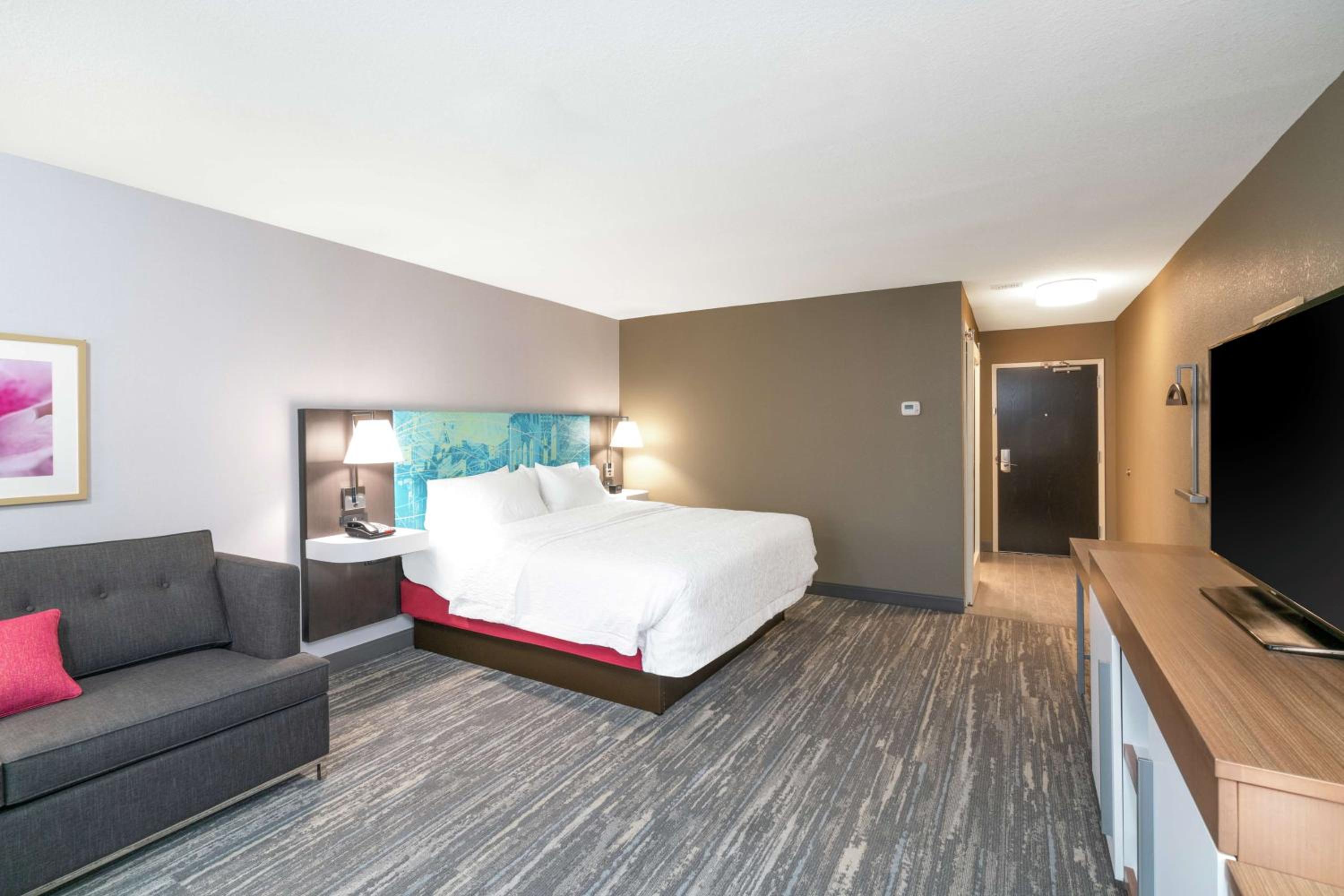 King Room with Sofa Bed- Non-Smoking - Photo 2