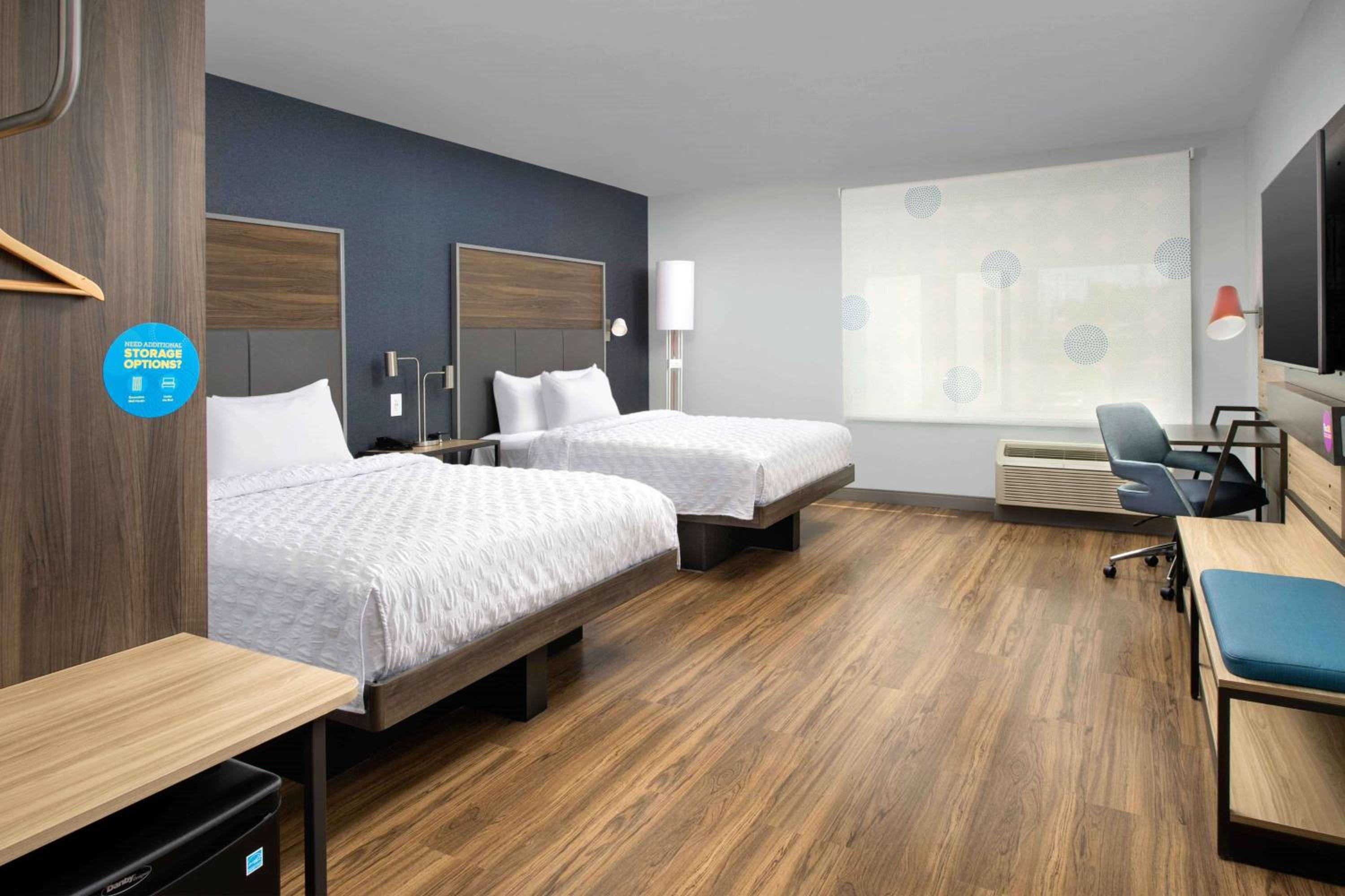 Queen Room with Two Queen Beds - Hearing Access thumbnail 6