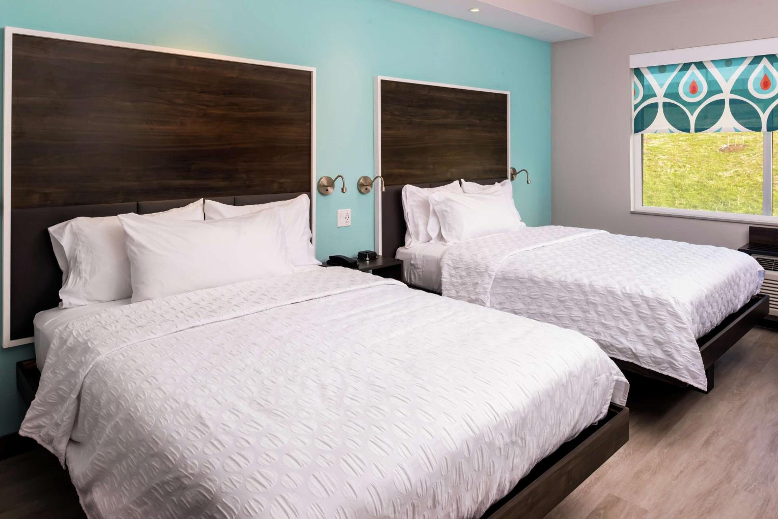 Queen Room with Two Queen Beds - Photo 8