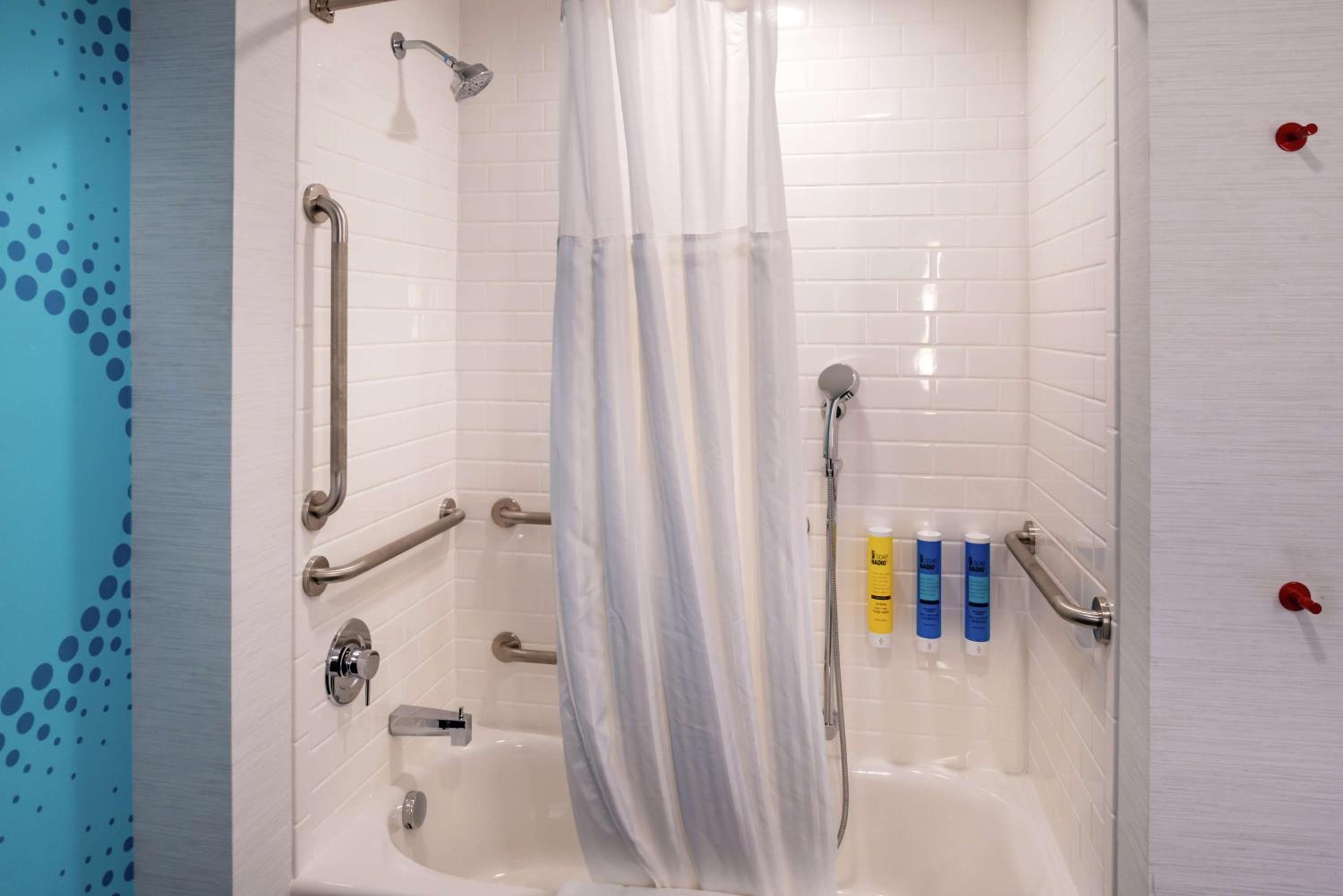 King Room with Accessible Tub - Mobility Access - Photo 4