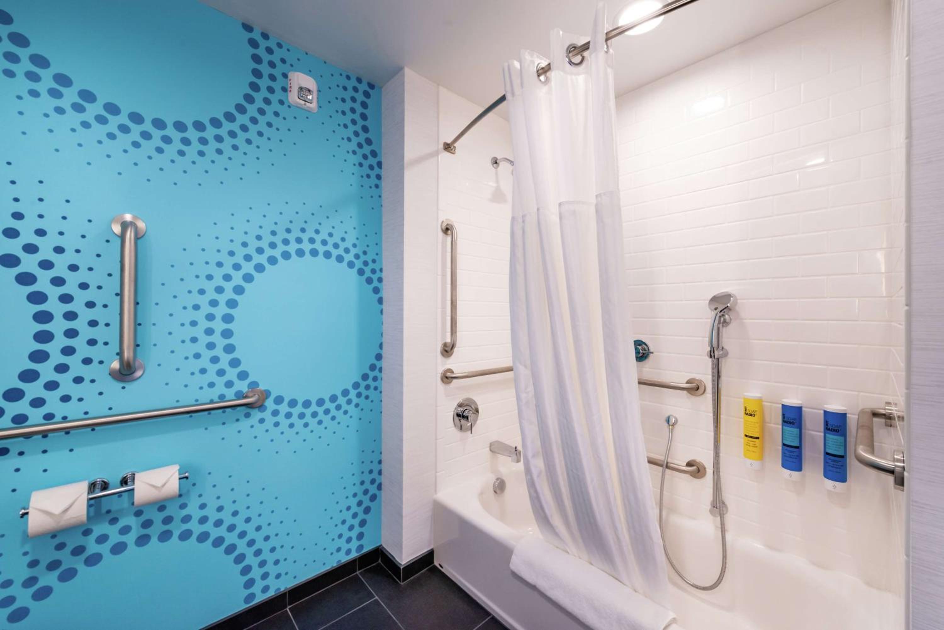 King Room with Accessible Tub - Mobility Access - Photo 6