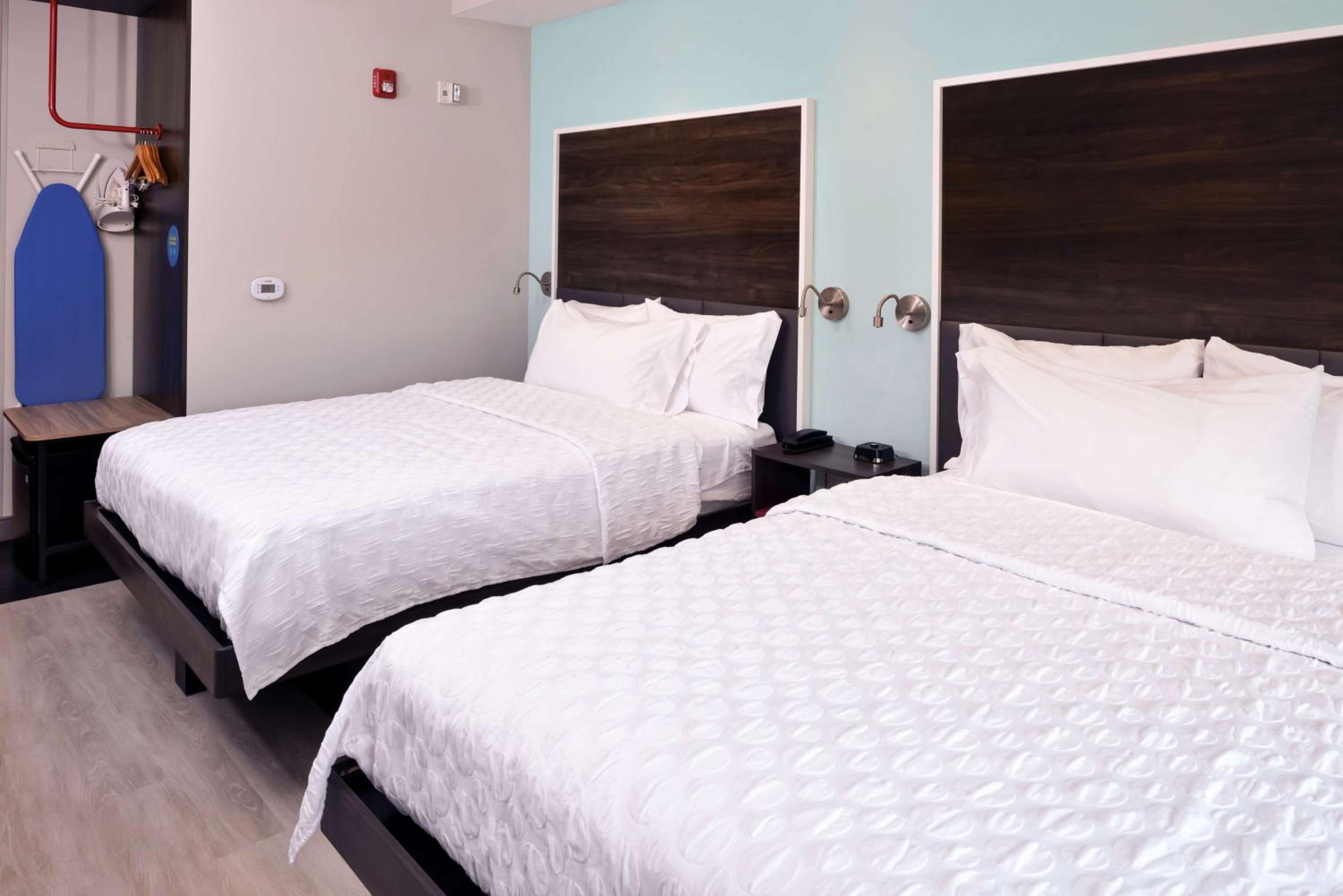 Queen Room with Two Queen Beds - Photo 2