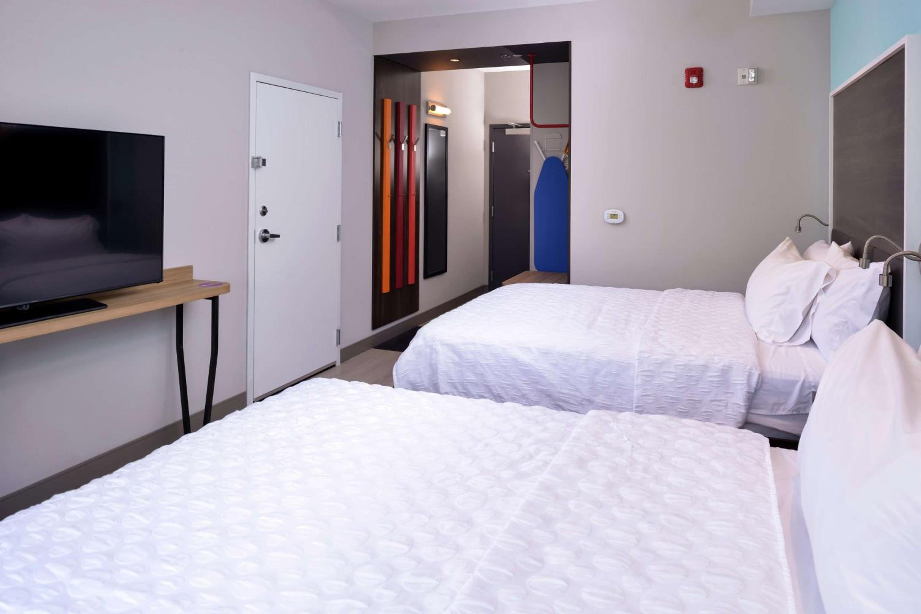 Queen Room with Two Queen Beds - Photo 7
