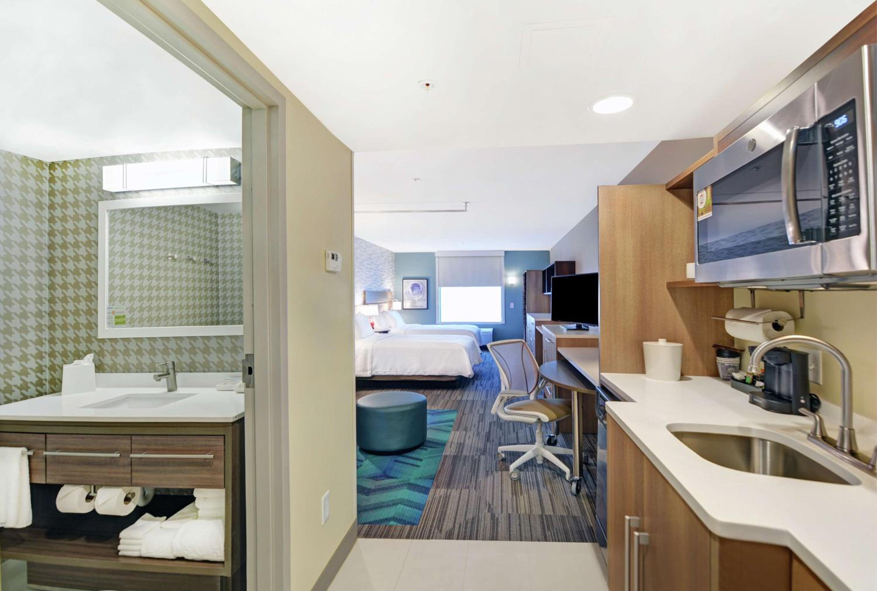 Queen Studio with Two Queen Beds - Non-Smoking - Photo 3