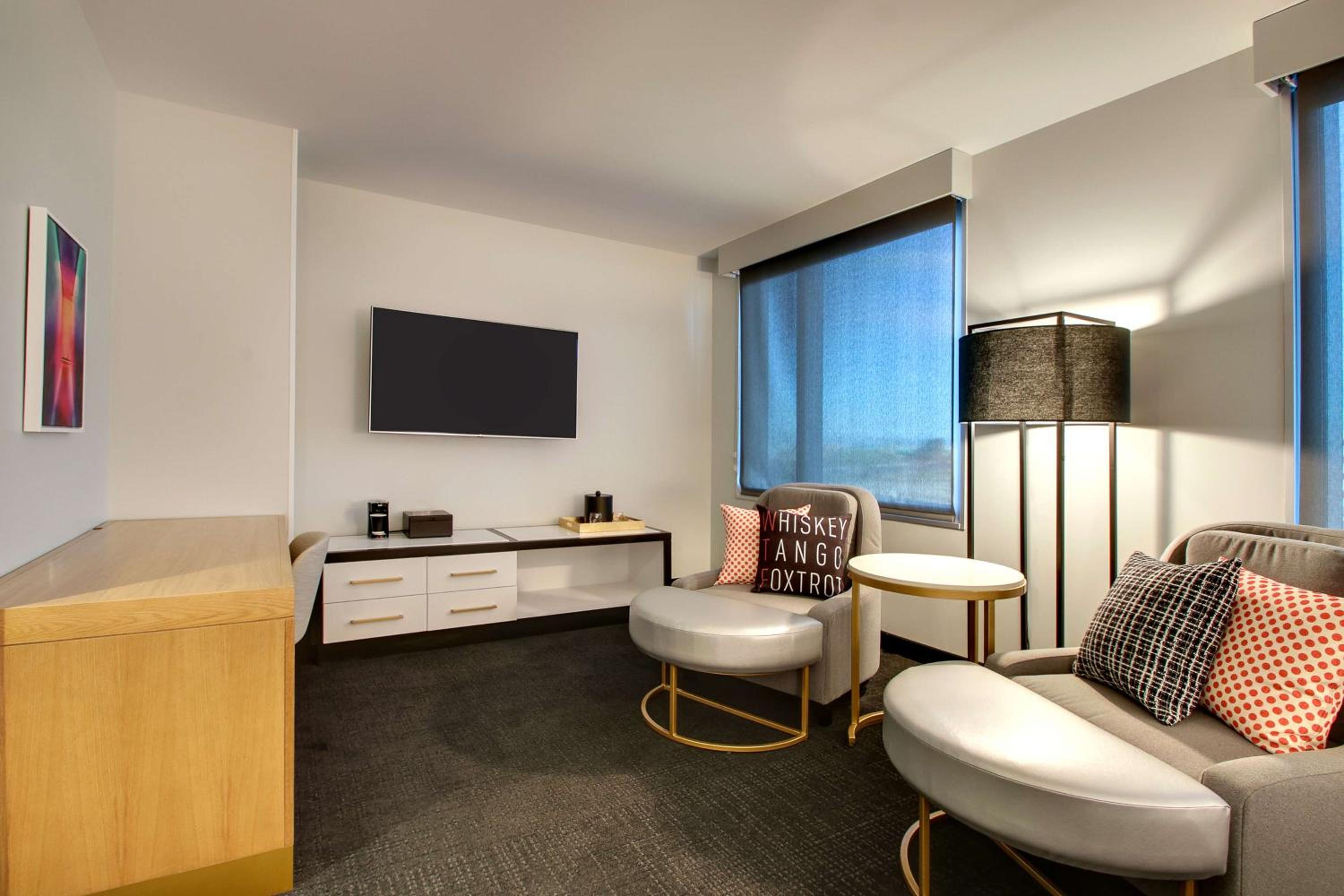 Premium King Room - Photo 4