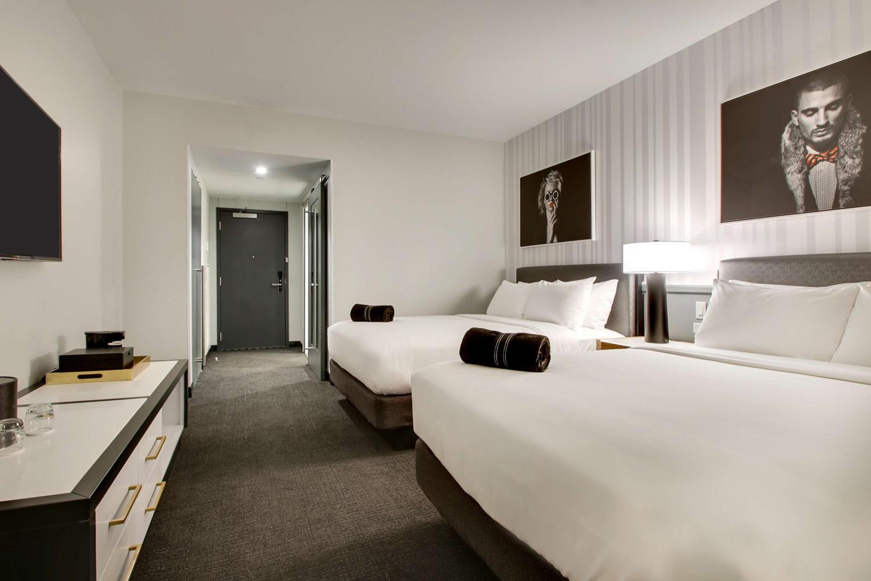 Queen Room with Two Queen Beds - Photo 3